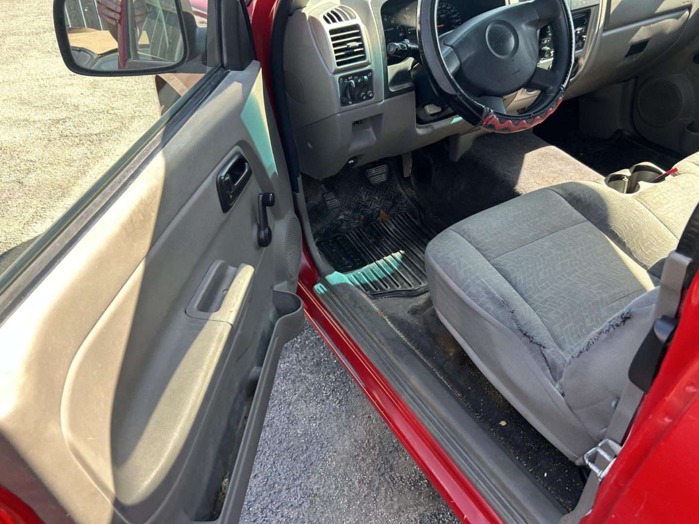 2008 Red Chevrolet Colorado Work Truck Ext. Cab 2WD (1GCCS199388) with an 2.9L L4 DOHC 16V engine, located at 1687 Business 35 S, New Braunfels, TX, 78130, (830) 625-7159, 29.655487, -98.051491 - Photo#5