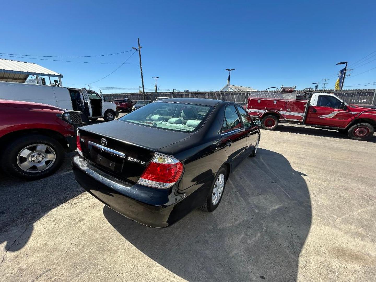 2005 Black /Gray Toyota Camry LE (4T1BE32K65U) with an 2.4L L4 DOHC 16V engine, located at 1687 Business 35 S, New Braunfels, TX, 78130, (830) 625-7159, 29.655487, -98.051491 - Photo#4