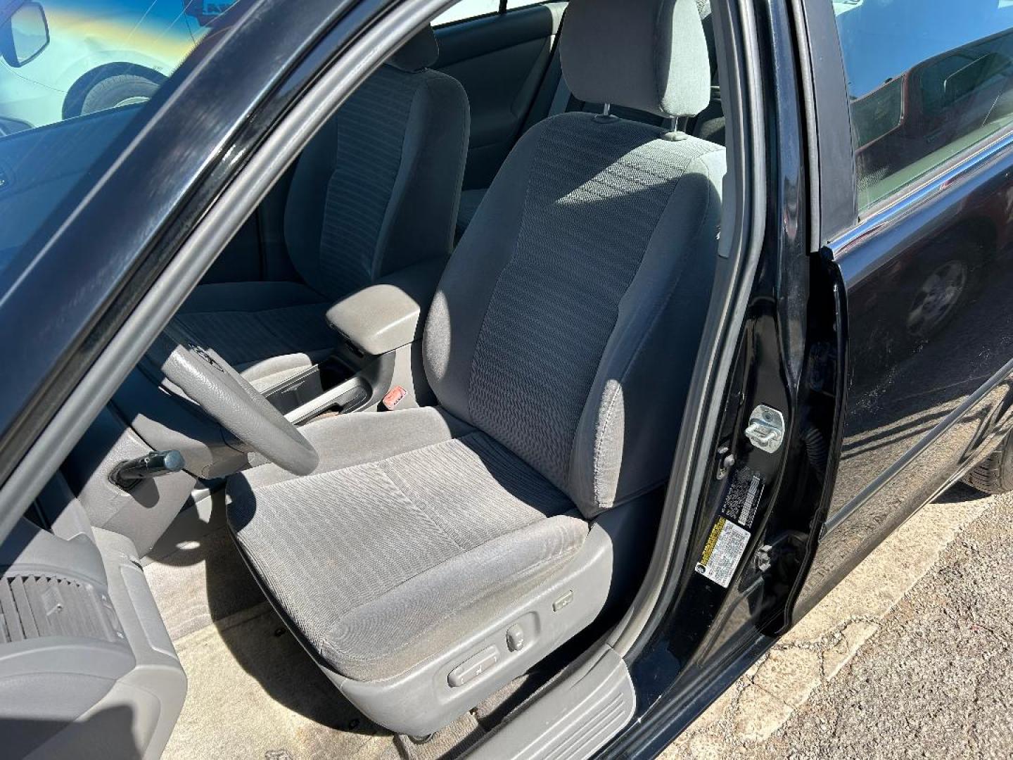 2005 Black /Gray Toyota Camry LE (4T1BE32K65U) with an 2.4L L4 DOHC 16V engine, located at 1687 Business 35 S, New Braunfels, TX, 78130, (830) 625-7159, 29.655487, -98.051491 - Photo#6