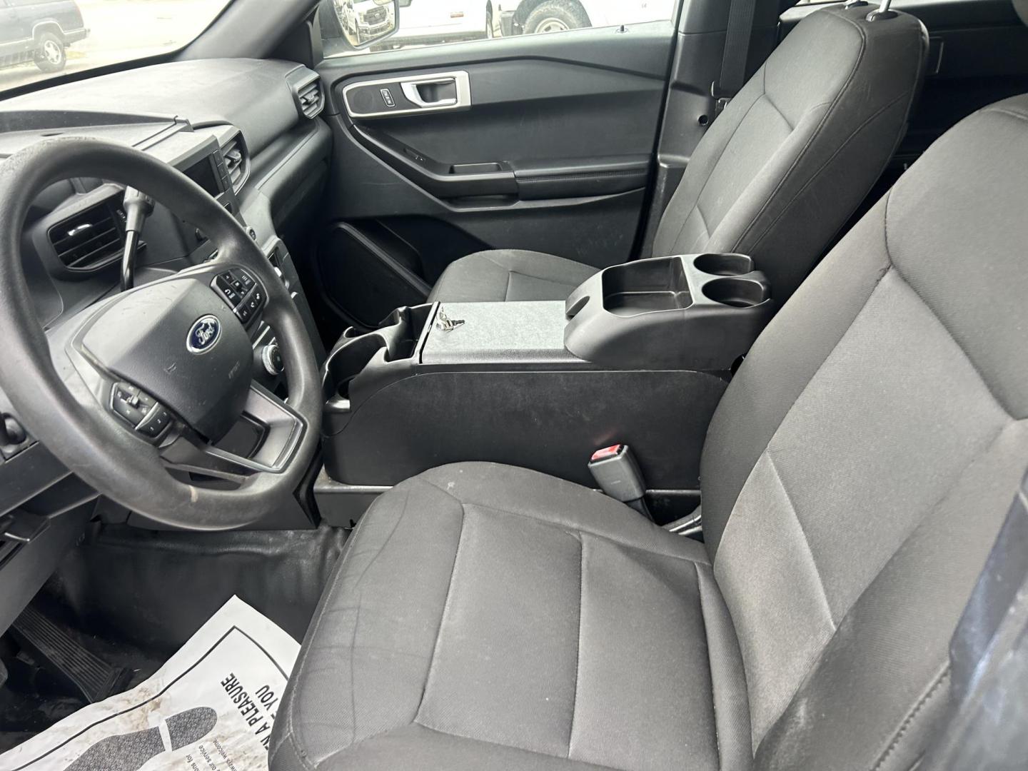 2021 White Ford Explorer Police 4WD (1FM5K8AB4MG) with an 3.3L V6 DOHC 24V engine, 10A transmission, located at 1687 Business 35 S, New Braunfels, TX, 78130, (830) 625-7159, 29.655487, -98.051491 - Photo#4