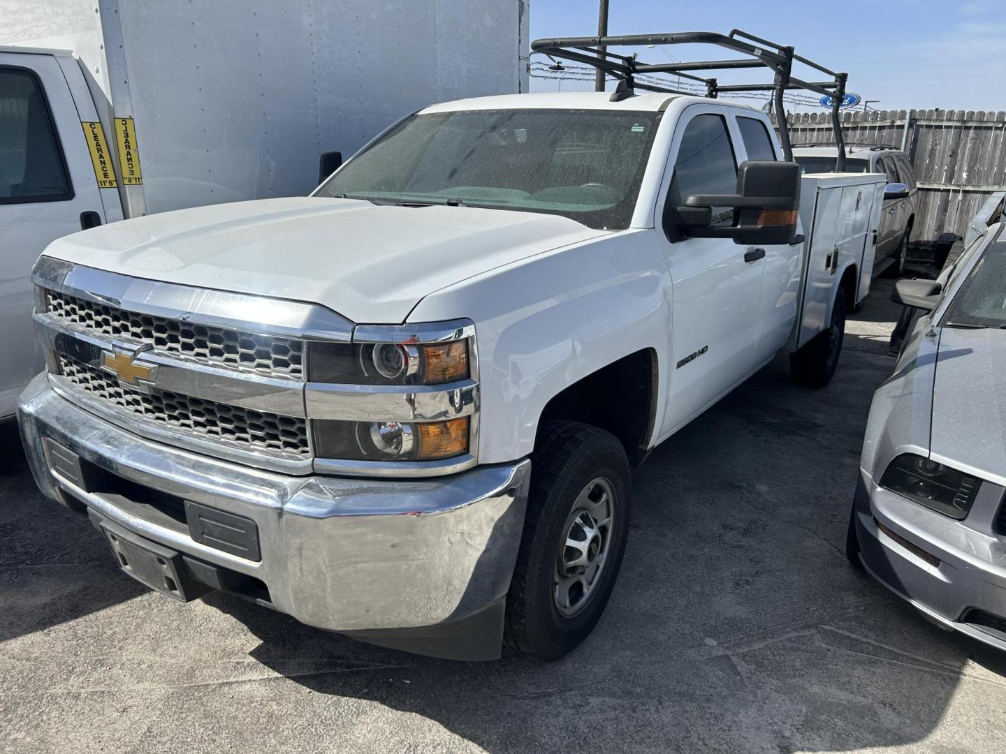 2019 White /Gray Chevrolet Silverado 2500HD Work Truck Double Cab 4WD (2GB2KREG6K1) with an 6.0L V8 OHV 16V engine, 6A transmission, located at 1687 Business 35 S, New Braunfels, TX, 78130, (830) 625-7159, 29.655487, -98.051491 - Photo#0