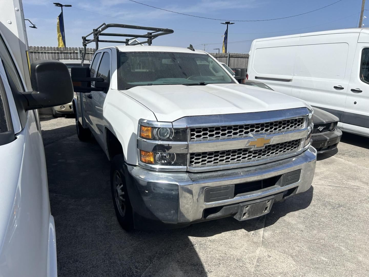 2019 White /Gray Chevrolet Silverado 2500HD Work Truck Double Cab 4WD (2GB2KREG6K1) with an 6.0L V8 OHV 16V engine, 6A transmission, located at 1687 Business 35 S, New Braunfels, TX, 78130, (830) 625-7159, 29.655487, -98.051491 - Photo#1