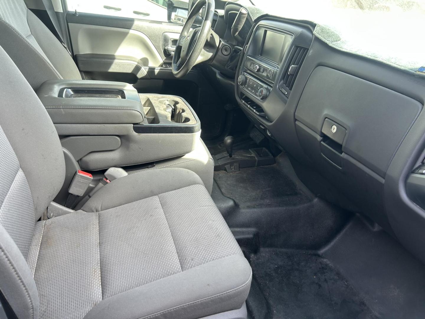 2019 White /Gray Chevrolet Silverado 2500HD Work Truck Double Cab 4WD (2GB2KREG6K1) with an 6.0L V8 OHV 16V engine, 6A transmission, located at 1687 Business 35 S, New Braunfels, TX, 78130, (830) 625-7159, 29.655487, -98.051491 - Photo#2