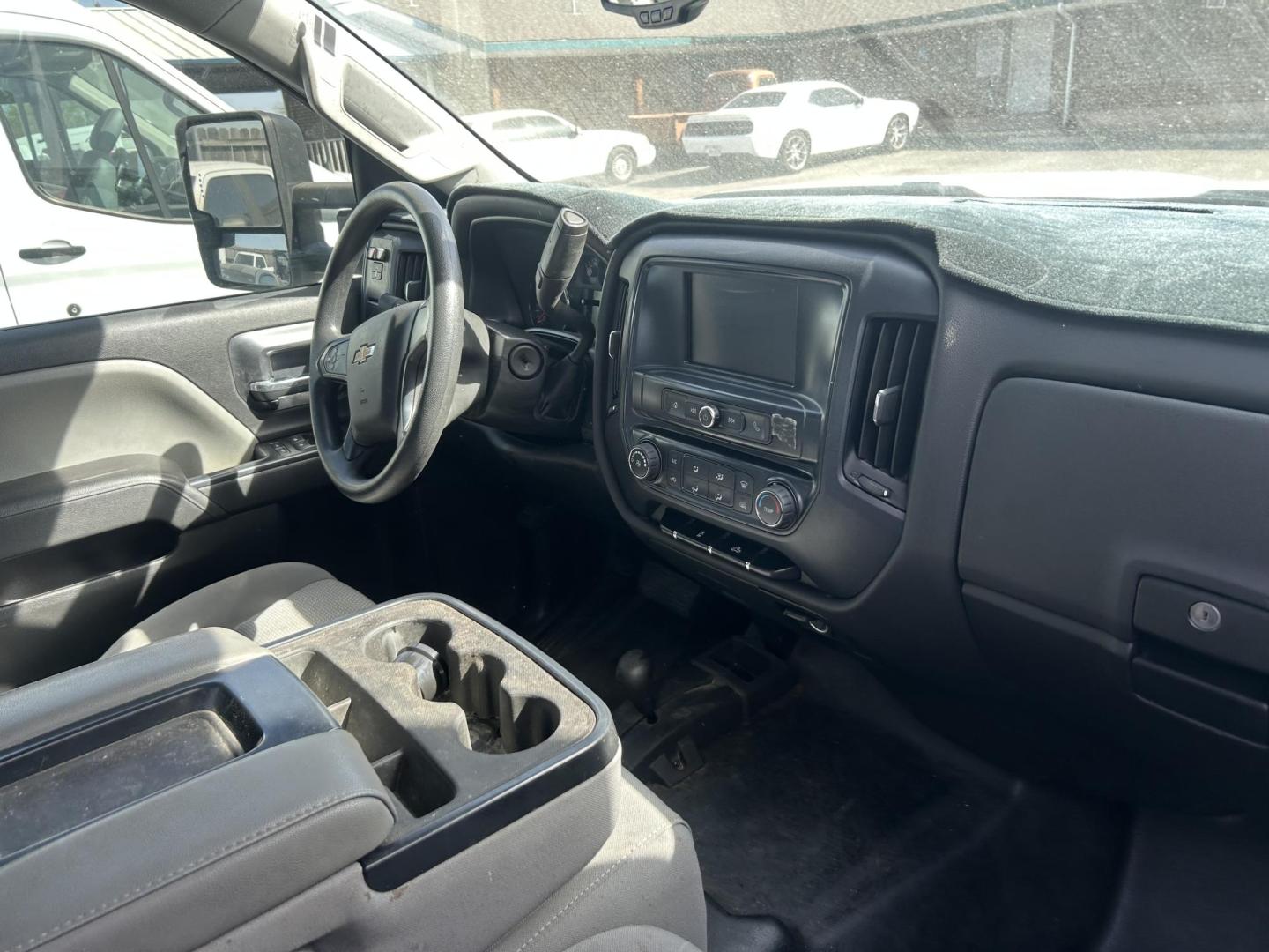 2019 White /Gray Chevrolet Silverado 2500HD Work Truck Double Cab 4WD (2GB2KREG6K1) with an 6.0L V8 OHV 16V engine, 6A transmission, located at 1687 Business 35 S, New Braunfels, TX, 78130, (830) 625-7159, 29.655487, -98.051491 - Photo#3