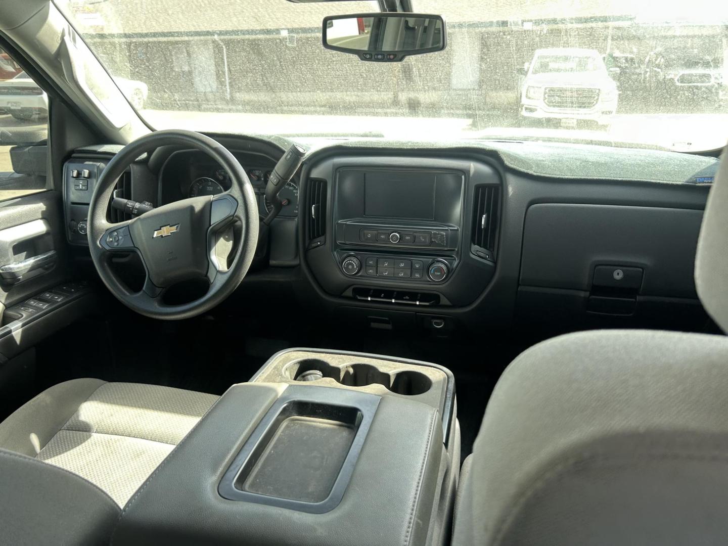 2019 White /Gray Chevrolet Silverado 2500HD Work Truck Double Cab 4WD (2GB2KREG6K1) with an 6.0L V8 OHV 16V engine, 6A transmission, located at 1687 Business 35 S, New Braunfels, TX, 78130, (830) 625-7159, 29.655487, -98.051491 - Photo#4
