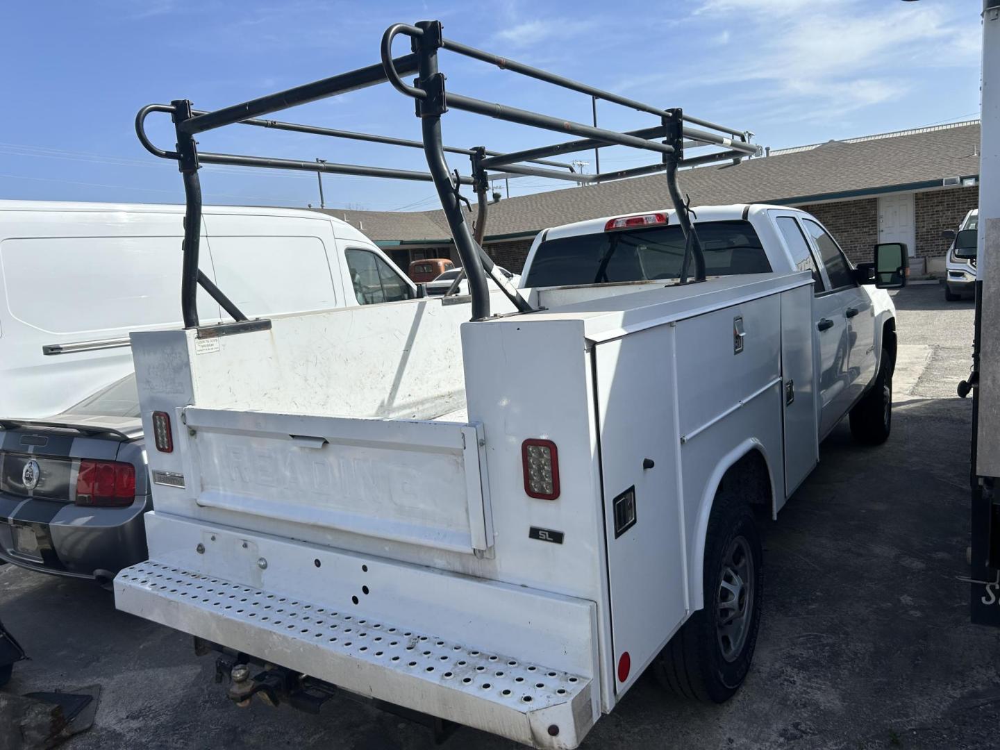 2019 White /Gray Chevrolet Silverado 2500HD Work Truck Double Cab 4WD (2GB2KREG6K1) with an 6.0L V8 OHV 16V engine, 6A transmission, located at 1687 Business 35 S, New Braunfels, TX, 78130, (830) 625-7159, 29.655487, -98.051491 - Photo#5