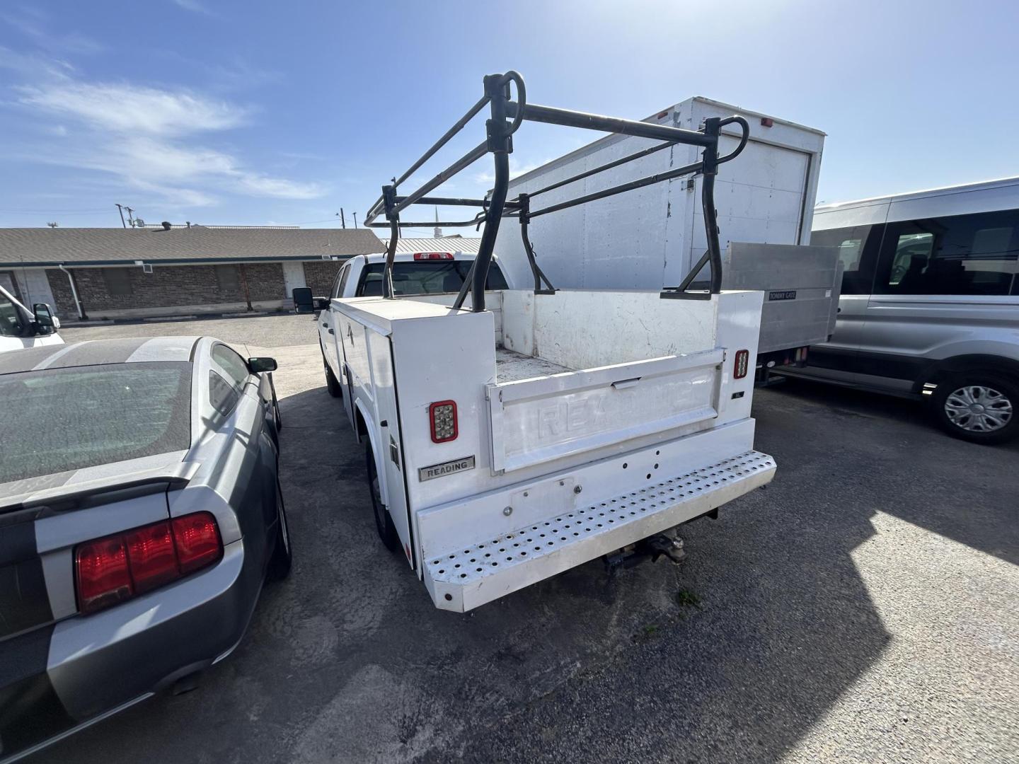 2019 White /Gray Chevrolet Silverado 2500HD Work Truck Double Cab 4WD (2GB2KREG6K1) with an 6.0L V8 OHV 16V engine, 6A transmission, located at 1687 Business 35 S, New Braunfels, TX, 78130, (830) 625-7159, 29.655487, -98.051491 - Photo#6