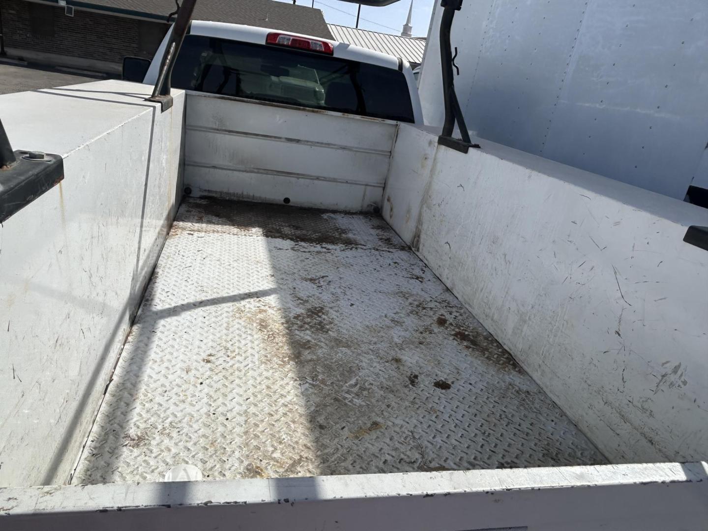 2019 White /Gray Chevrolet Silverado 2500HD Work Truck Double Cab 4WD (2GB2KREG6K1) with an 6.0L V8 OHV 16V engine, 6A transmission, located at 1687 Business 35 S, New Braunfels, TX, 78130, (830) 625-7159, 29.655487, -98.051491 - Photo#7