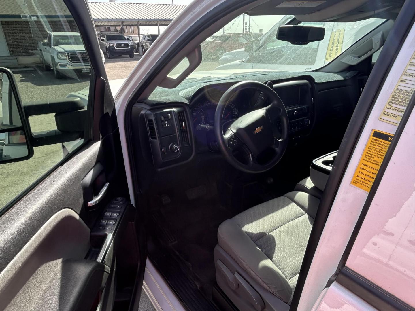 2019 White /Gray Chevrolet Silverado 2500HD Work Truck Double Cab 4WD (2GB2KREG6K1) with an 6.0L V8 OHV 16V engine, 6A transmission, located at 1687 Business 35 S, New Braunfels, TX, 78130, (830) 625-7159, 29.655487, -98.051491 - Photo#8