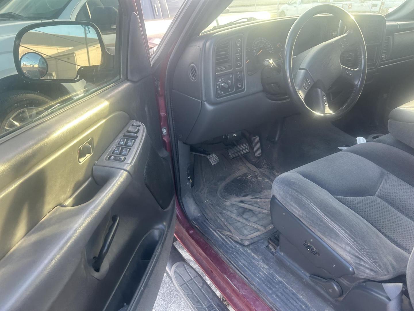 2005 Red Chevrolet Silverado 1500 LS Crew Cab 4WD (2GCEK13T851) with an 5.3L V8 OHV 16V engine, 4-Speed Automatic Overdrive transmission, located at 1687 Business 35 S, New Braunfels, TX, 78130, (830) 625-7159, 29.655487, -98.051491 - Photo#7