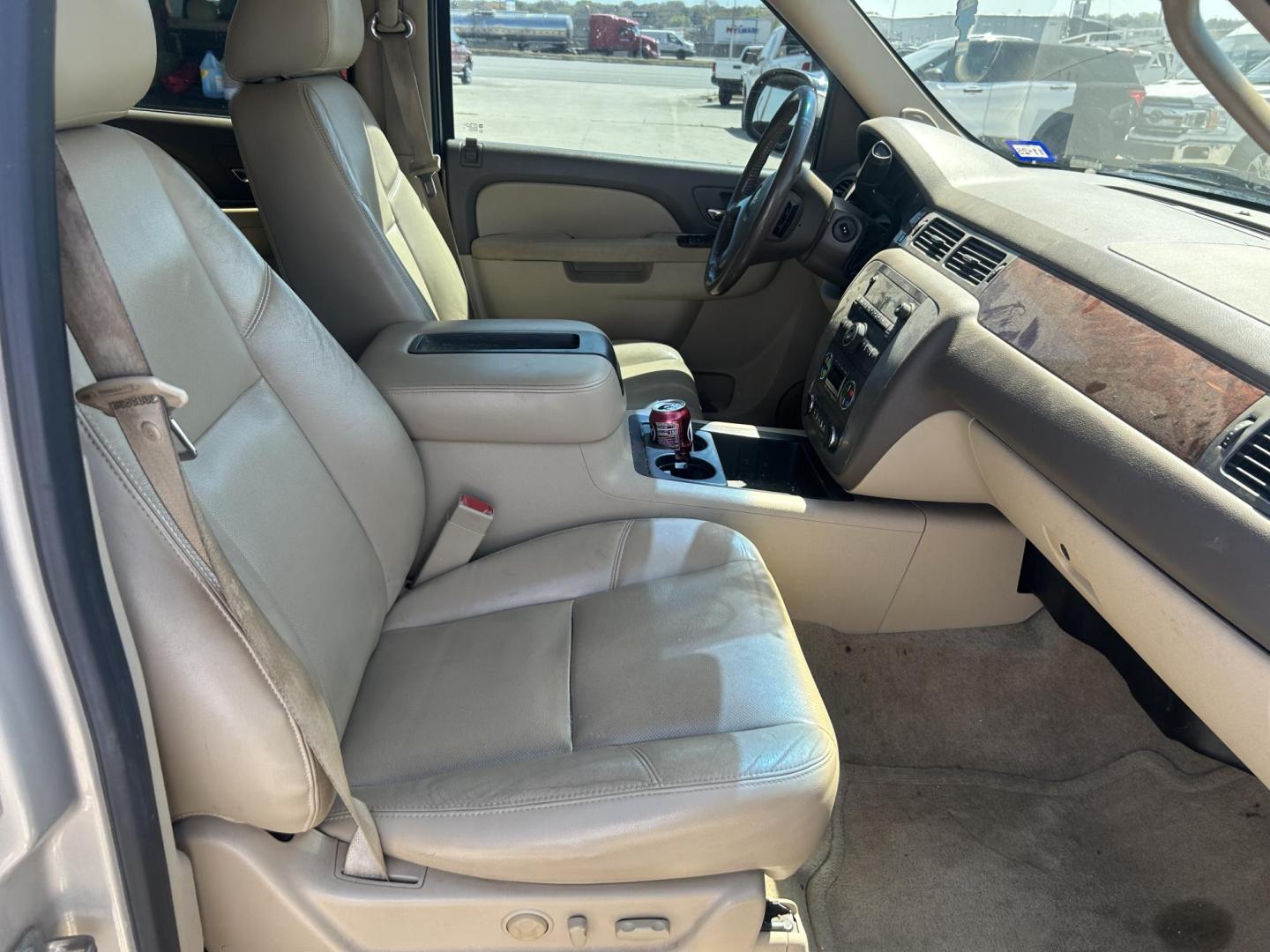 2012 Tan GMC Yukon XL SLT-1 1/2 Ton 2WD (1GKS1KE07CR) with an 5.3L V8 OHV 16V FFV engine, 6-Speed Automatic transmission, located at 1687 Business 35 S, New Braunfels, TX, 78130, (830) 625-7159, 29.655487, -98.051491 - Photo#3
