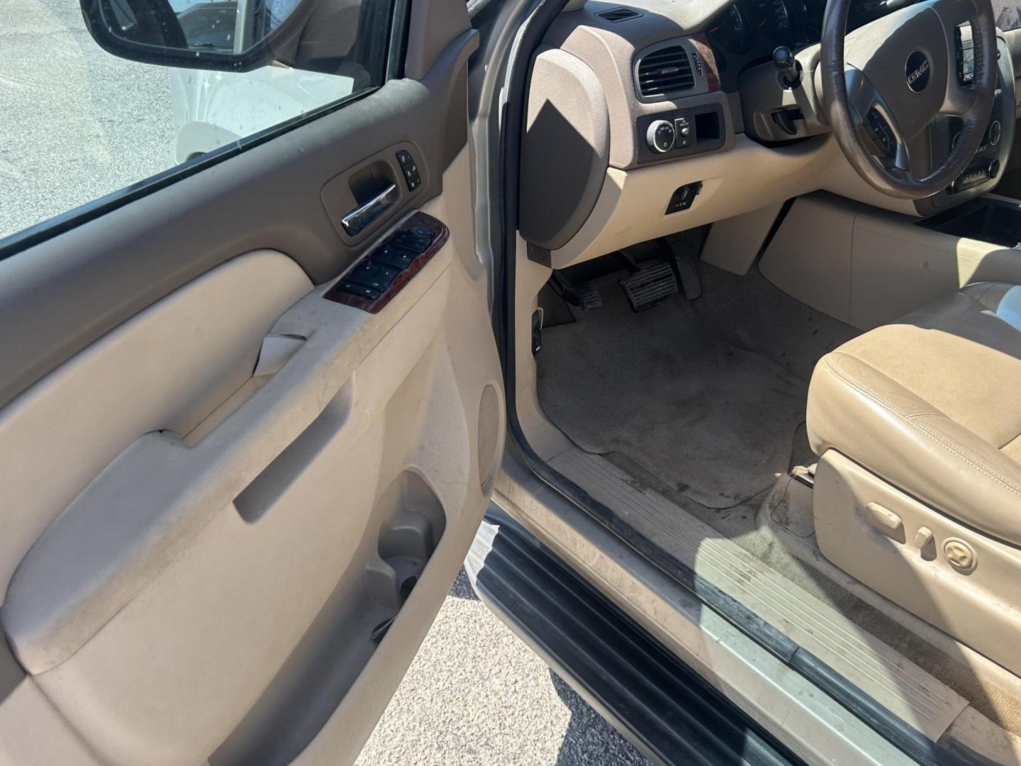 2012 Tan GMC Yukon XL SLT-1 1/2 Ton 2WD (1GKS1KE07CR) with an 5.3L V8 OHV 16V FFV engine, 6-Speed Automatic transmission, located at 1687 Business 35 S, New Braunfels, TX, 78130, (830) 625-7159, 29.655487, -98.051491 - Photo#11