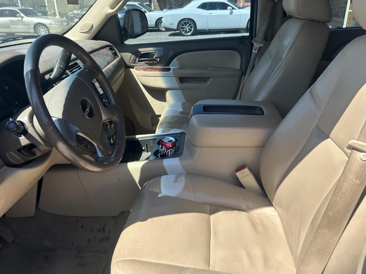 2012 Tan GMC Yukon XL SLT-1 1/2 Ton 2WD (1GKS1KE07CR) with an 5.3L V8 OHV 16V FFV engine, 6-Speed Automatic transmission, located at 1687 Business 35 S, New Braunfels, TX, 78130, (830) 625-7159, 29.655487, -98.051491 - Photo#4
