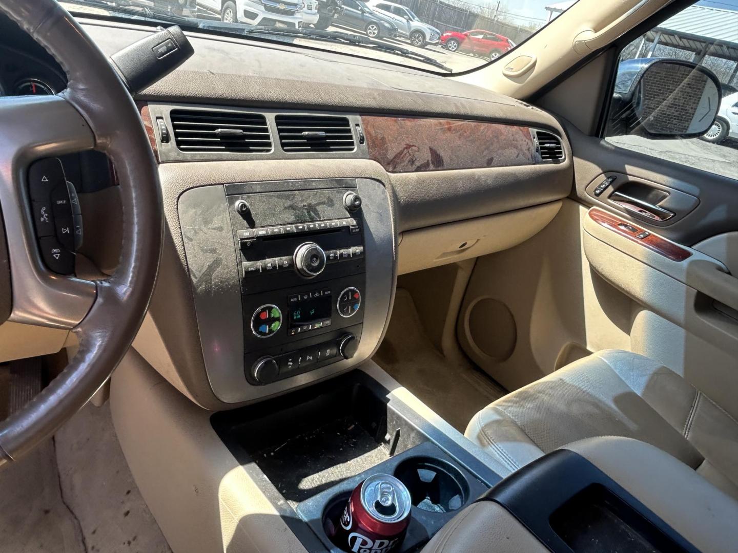 2012 Tan GMC Yukon XL SLT-1 1/2 Ton 2WD (1GKS1KE07CR) with an 5.3L V8 OHV 16V FFV engine, 6-Speed Automatic transmission, located at 1687 Business 35 S, New Braunfels, TX, 78130, (830) 625-7159, 29.655487, -98.051491 - Photo#12
