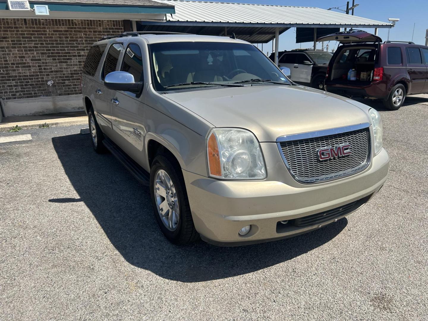 2012 Tan GMC Yukon XL SLT-1 1/2 Ton 2WD (1GKS1KE07CR) with an 5.3L V8 OHV 16V FFV engine, 6-Speed Automatic transmission, located at 1687 Business 35 S, New Braunfels, TX, 78130, (830) 625-7159, 29.655487, -98.051491 - Photo#2