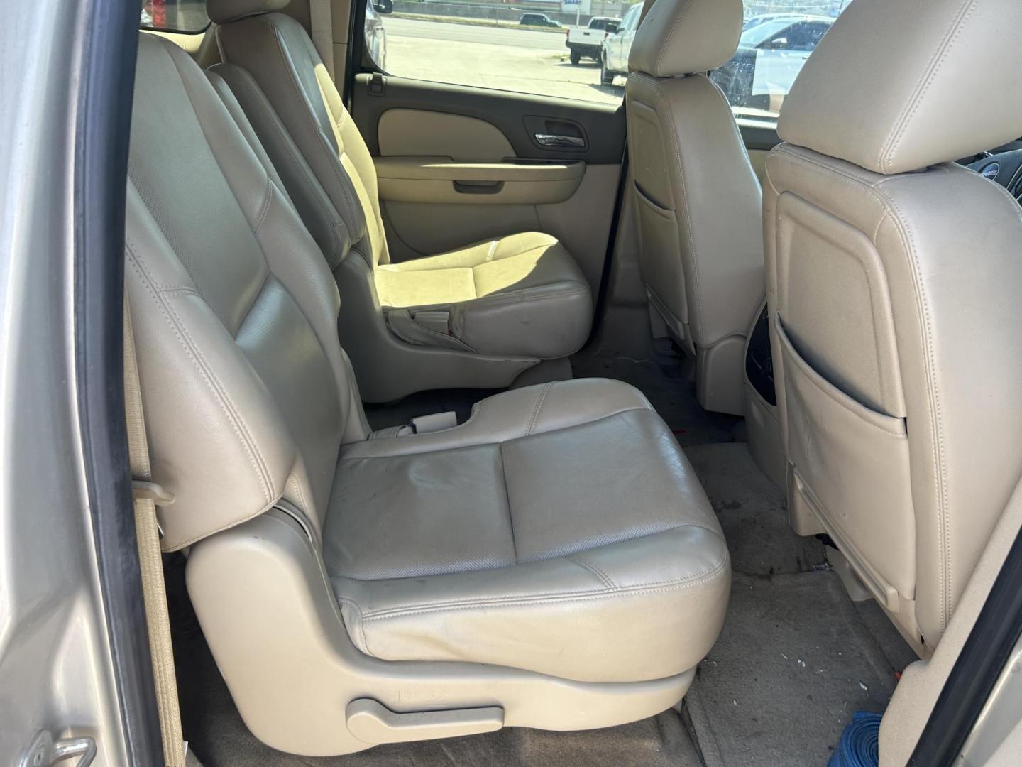 2012 Tan GMC Yukon XL SLT-1 1/2 Ton 2WD (1GKS1KE07CR) with an 5.3L V8 OHV 16V FFV engine, 6-Speed Automatic transmission, located at 1687 Business 35 S, New Braunfels, TX, 78130, (830) 625-7159, 29.655487, -98.051491 - Photo#5
