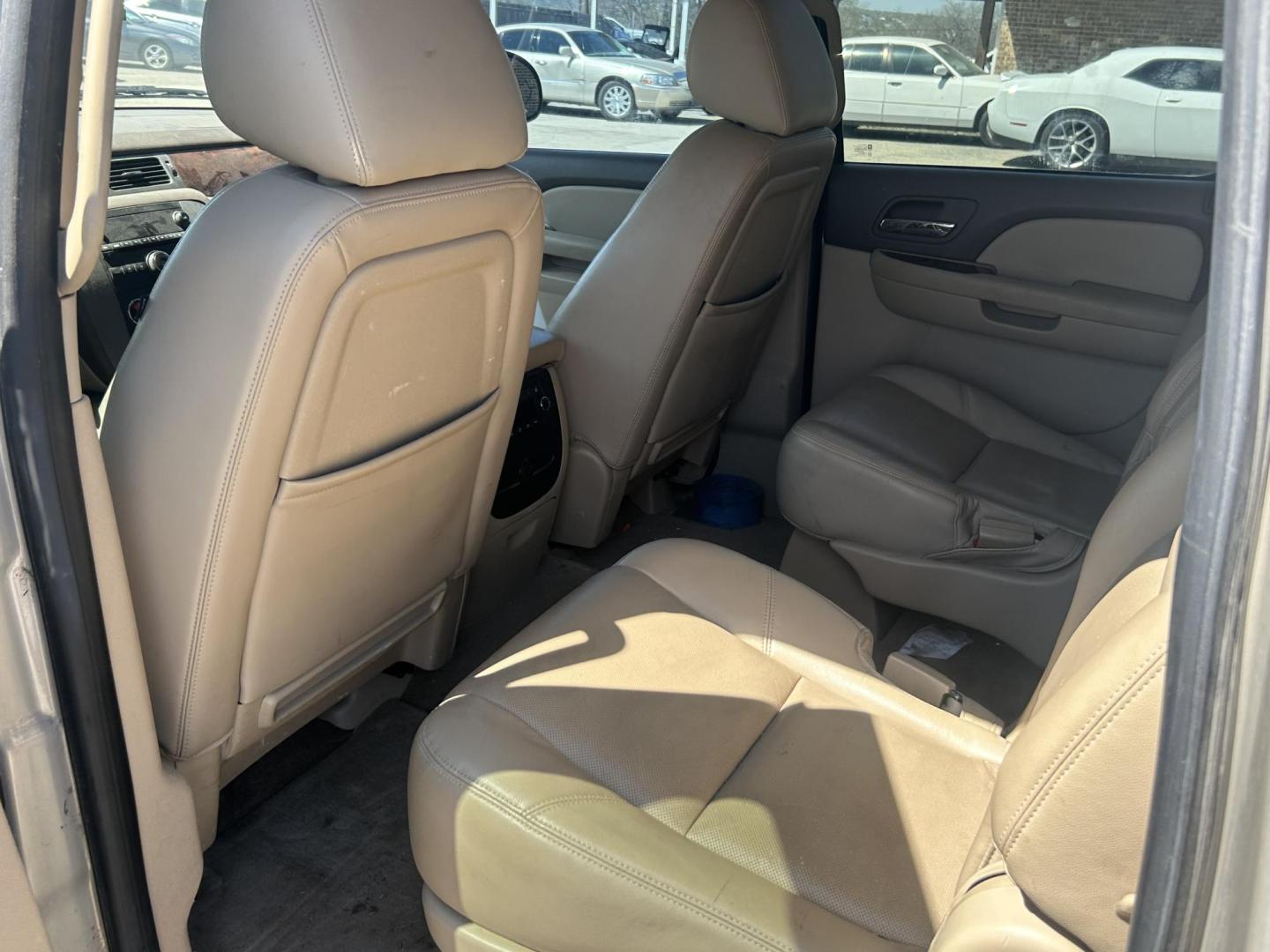 2012 Tan GMC Yukon XL SLT-1 1/2 Ton 2WD (1GKS1KE07CR) with an 5.3L V8 OHV 16V FFV engine, 6-Speed Automatic transmission, located at 1687 Business 35 S, New Braunfels, TX, 78130, (830) 625-7159, 29.655487, -98.051491 - Photo#6