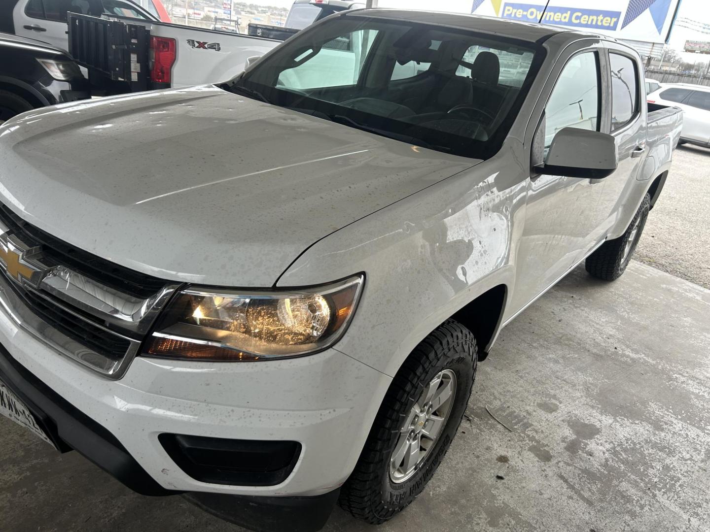 2018 White Chevrolet Colorado Work Truck Crew Cab 2WD Short Box (1GCGSBEN6J1) with an 3.6L V6 DOHC 24V GAS engine, 6A transmission, located at 1687 Business 35 S, New Braunfels, TX, 78130, (830) 625-7159, 29.655487, -98.051491 - Photo#0