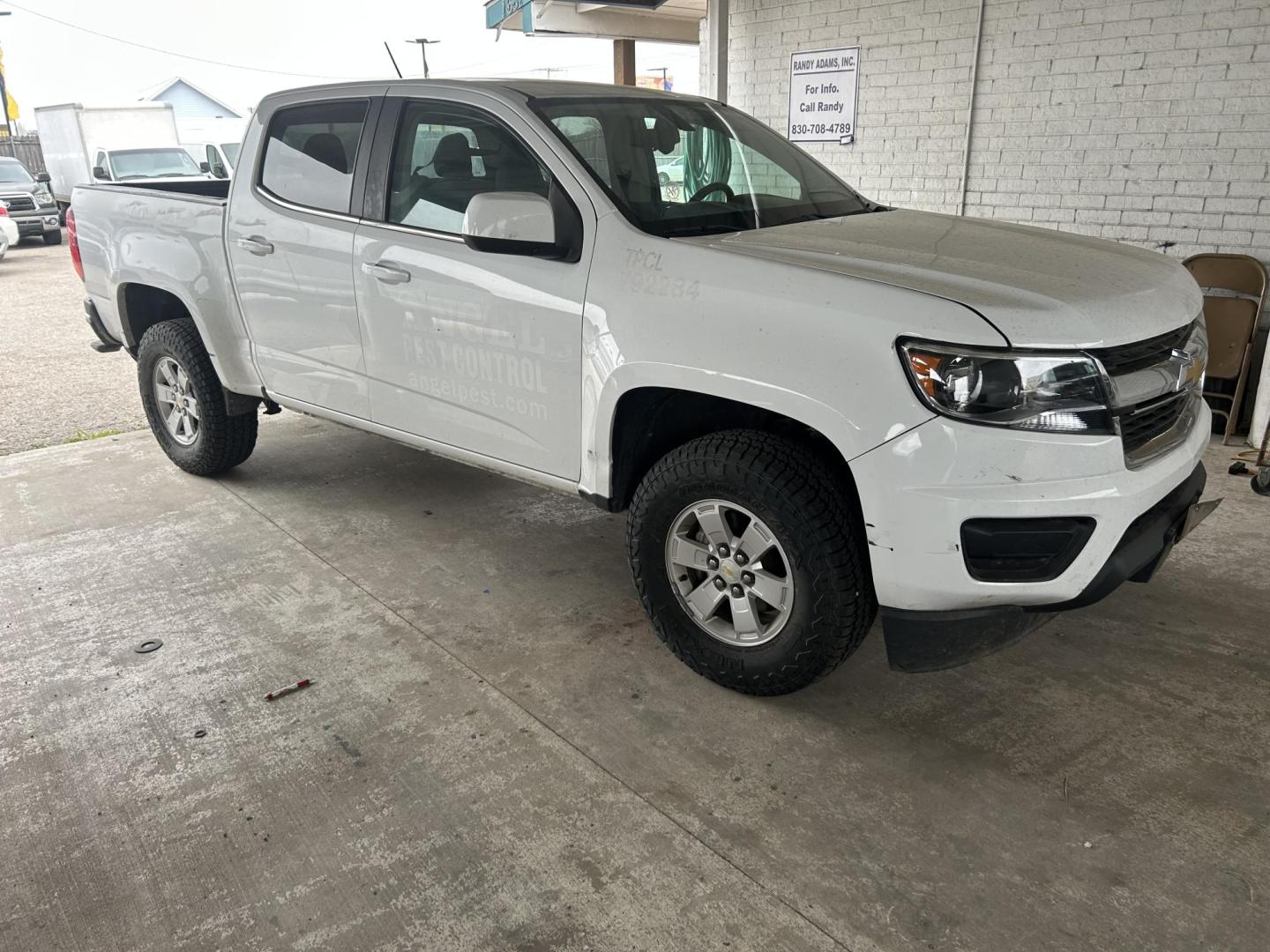 2018 White Chevrolet Colorado Work Truck Crew Cab 2WD Short Box (1GCGSBEN6J1) with an 3.6L V6 DOHC 24V GAS engine, 6A transmission, located at 1687 Business 35 S, New Braunfels, TX, 78130, (830) 625-7159, 29.655487, -98.051491 - Photo#2