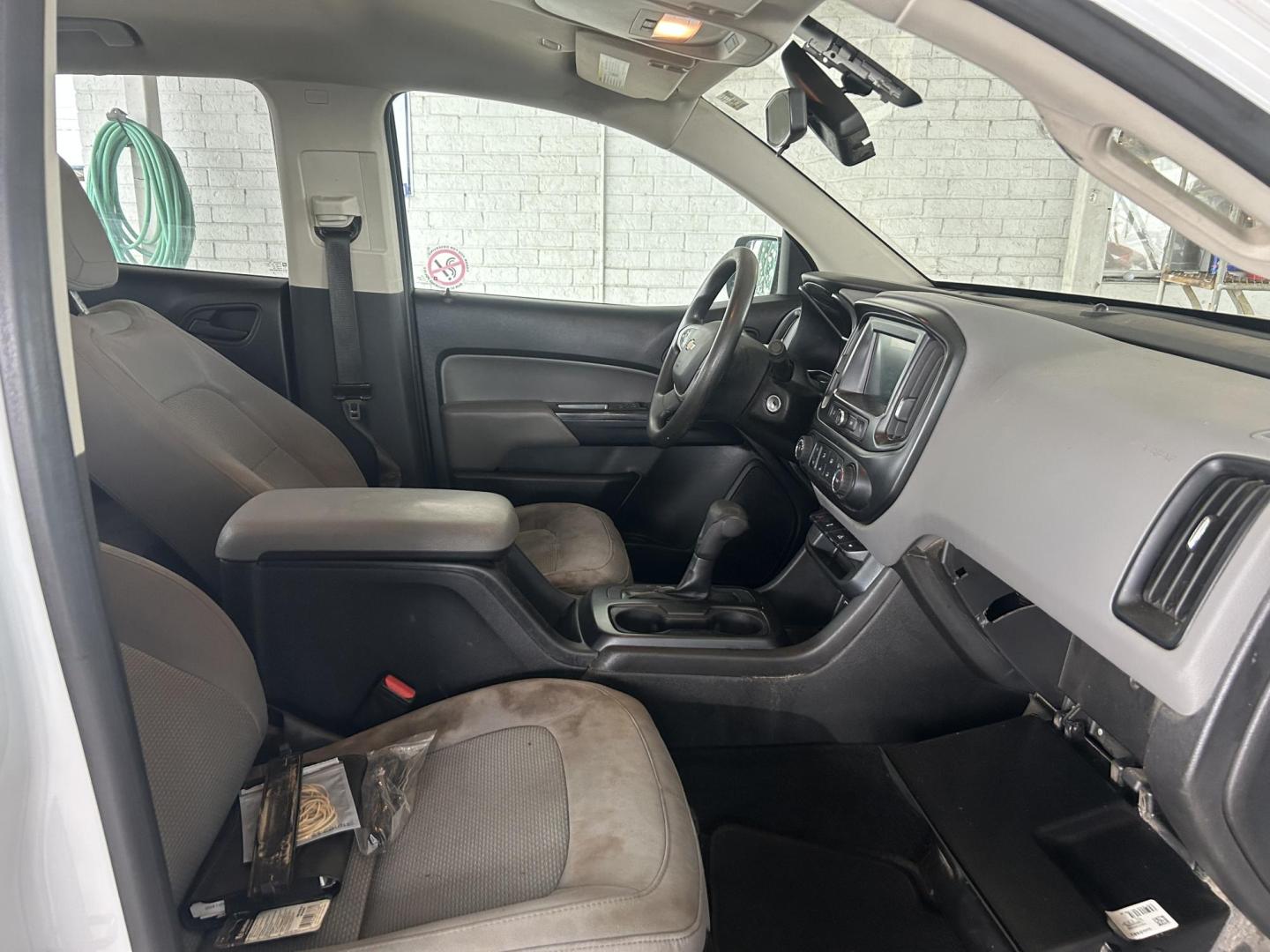 2018 White Chevrolet Colorado Work Truck Crew Cab 2WD Short Box (1GCGSBEN6J1) with an 3.6L V6 DOHC 24V GAS engine, 6A transmission, located at 1687 Business 35 S, New Braunfels, TX, 78130, (830) 625-7159, 29.655487, -98.051491 - Photo#4