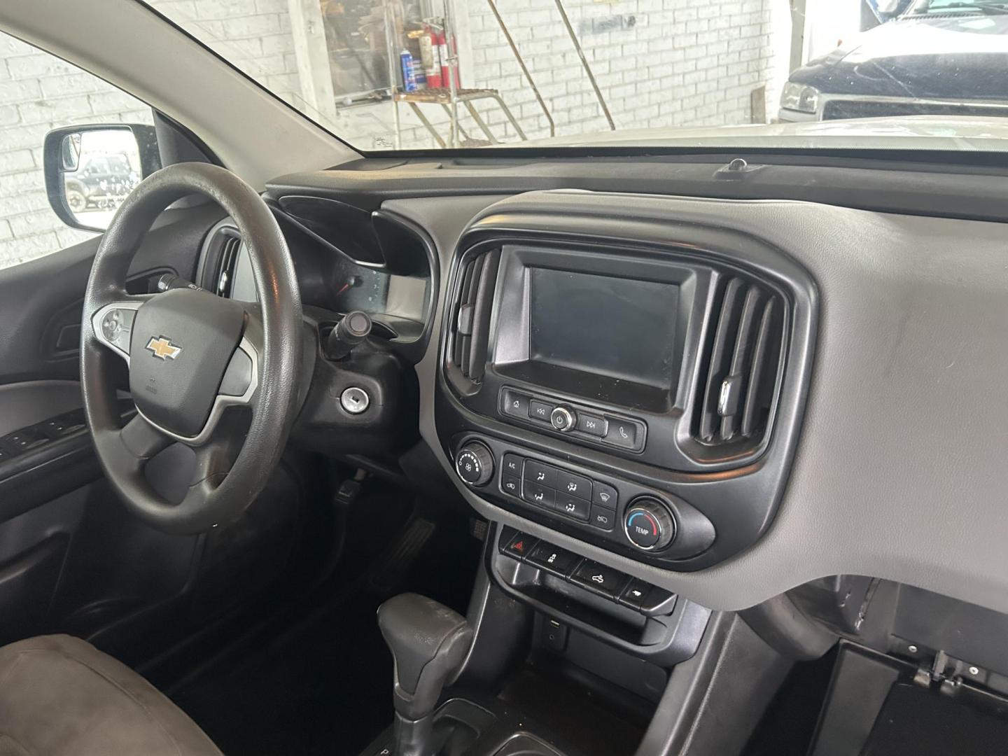 2018 White Chevrolet Colorado Work Truck Crew Cab 2WD Short Box (1GCGSBEN6J1) with an 3.6L V6 DOHC 24V GAS engine, 6A transmission, located at 1687 Business 35 S, New Braunfels, TX, 78130, (830) 625-7159, 29.655487, -98.051491 - Photo#5