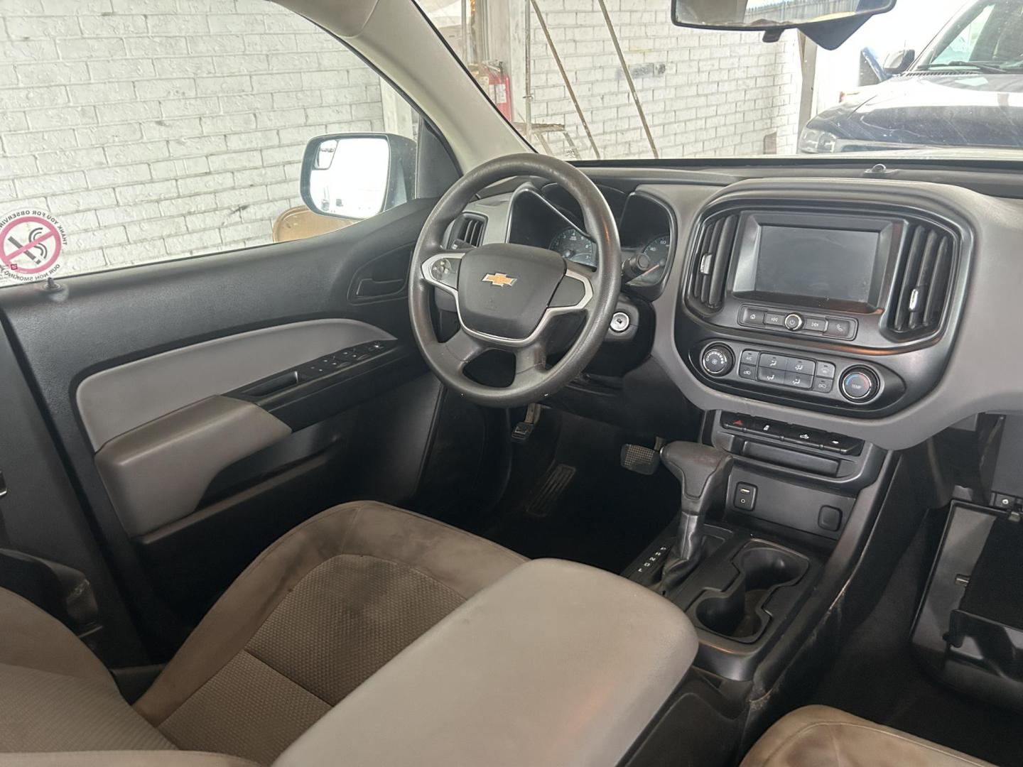 2018 White Chevrolet Colorado Work Truck Crew Cab 2WD Short Box (1GCGSBEN6J1) with an 3.6L V6 DOHC 24V GAS engine, 6A transmission, located at 1687 Business 35 S, New Braunfels, TX, 78130, (830) 625-7159, 29.655487, -98.051491 - Photo#6