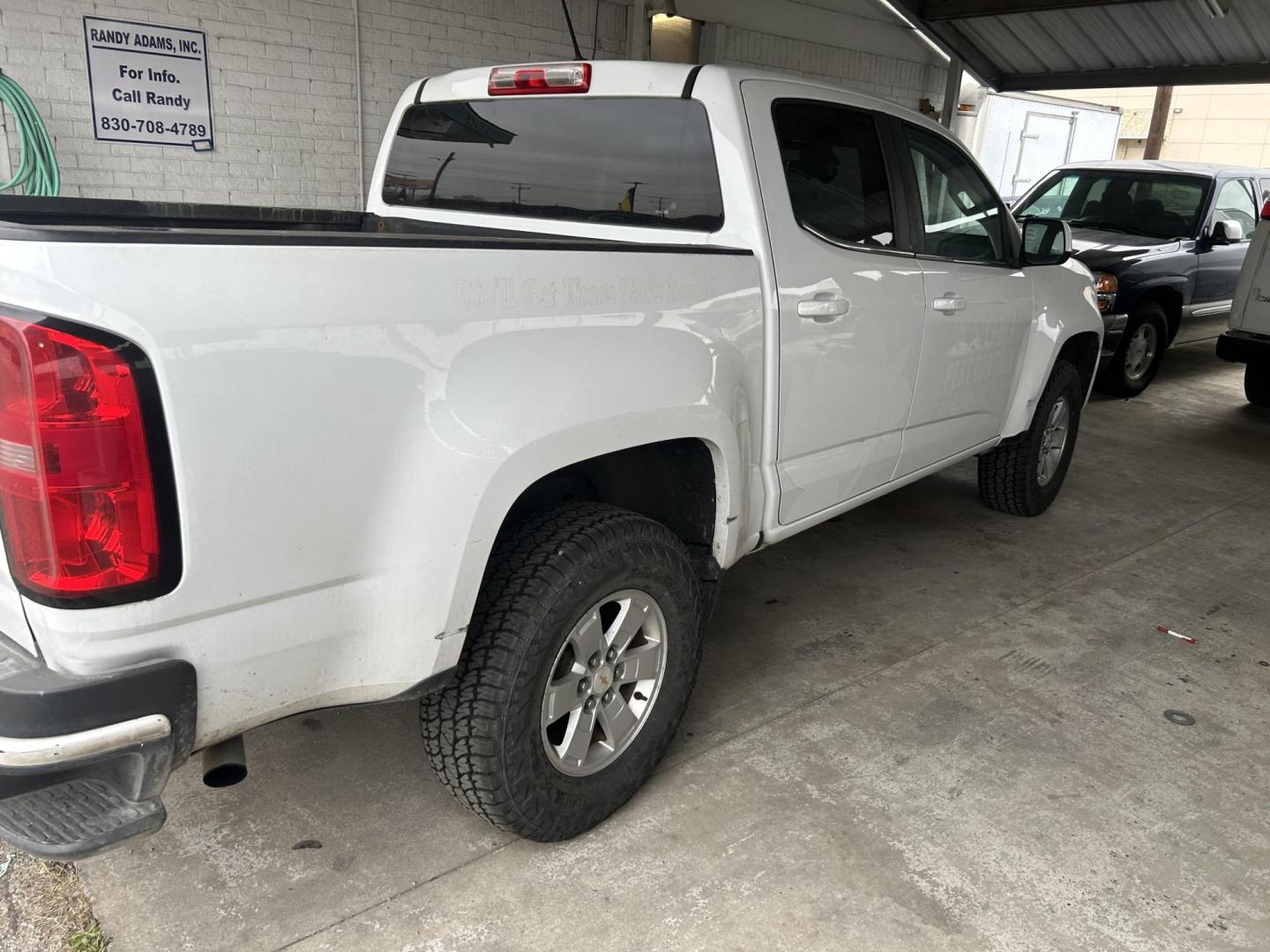 2018 White Chevrolet Colorado Work Truck Crew Cab 2WD Short Box (1GCGSBEN6J1) with an 3.6L V6 DOHC 24V GAS engine, 6A transmission, located at 1687 Business 35 S, New Braunfels, TX, 78130, (830) 625-7159, 29.655487, -98.051491 - Photo#7