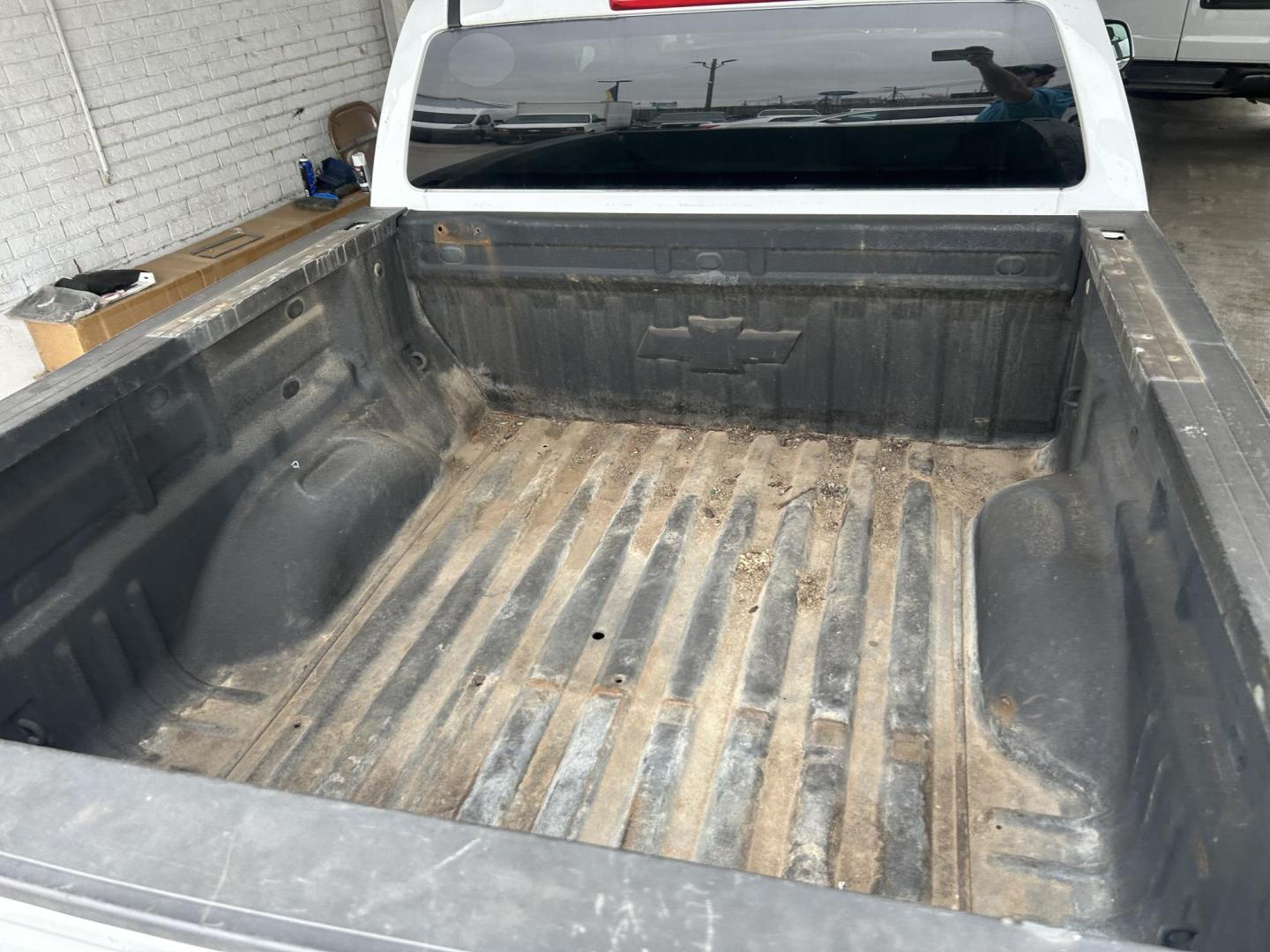 2018 White Chevrolet Colorado Work Truck Crew Cab 2WD Short Box (1GCGSBEN6J1) with an 3.6L V6 DOHC 24V GAS engine, 6A transmission, located at 1687 Business 35 S, New Braunfels, TX, 78130, (830) 625-7159, 29.655487, -98.051491 - Photo#9