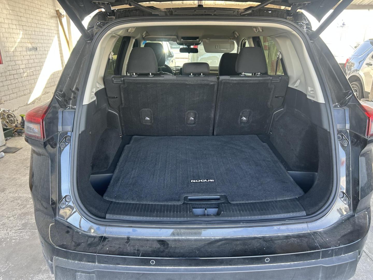 2024 Black Nissan Rogue SV (JN8BT3BA2RW) with an 2.5L L4 DOHC 16V engine, CVT transmission, located at 1687 Business 35 S, New Braunfels, TX, 78130, (830) 625-7159, 29.655487, -98.051491 - Photo#8