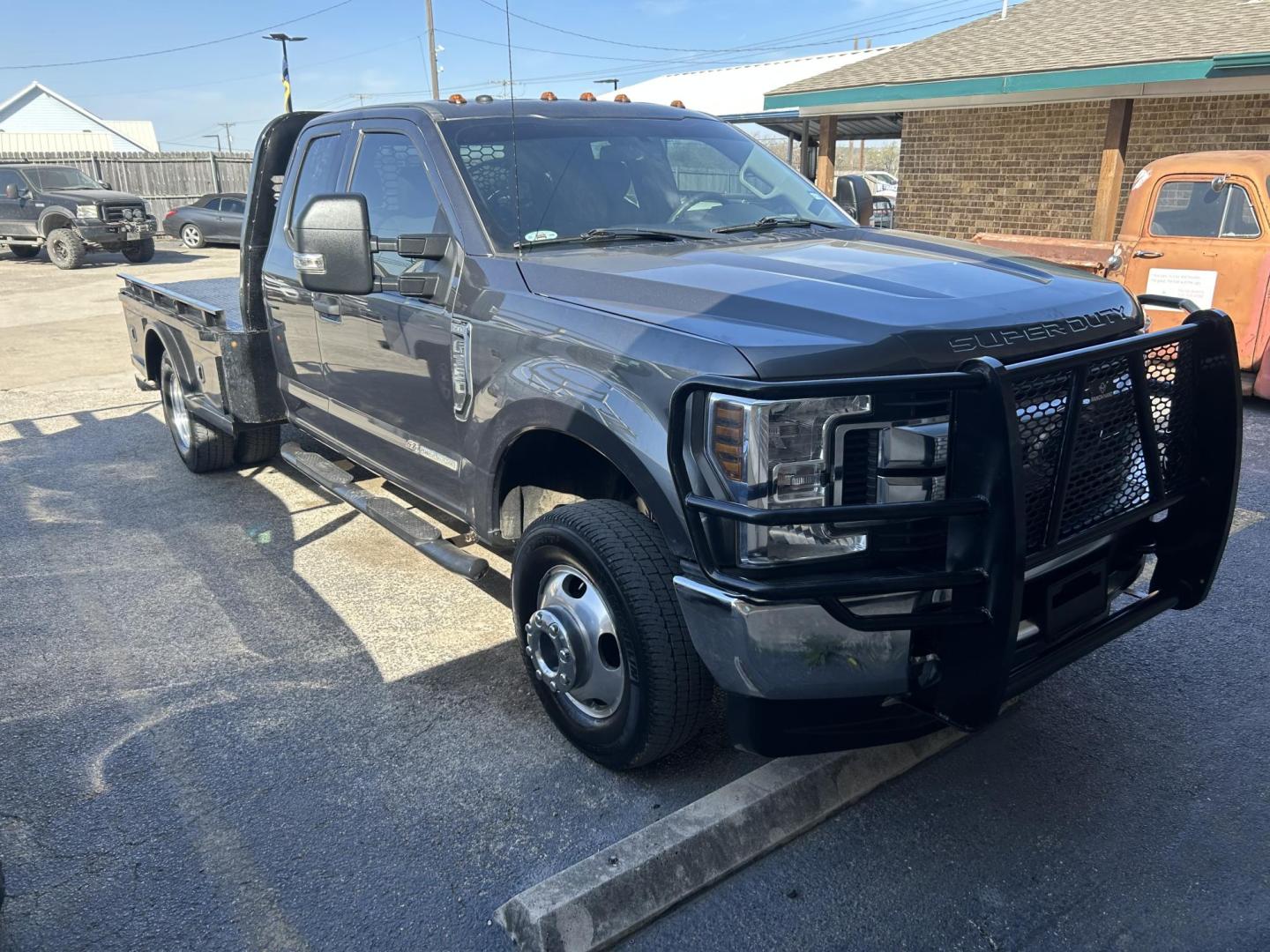 2018 Grey Ford F-350 SD XLT SuperCab Long Bed DRW 4WD (1FD8X3HT0JE) with an 6.7L V8 OHV 16V DIESEL engine, 6A transmission, located at 1687 Business 35 S, New Braunfels, TX, 78130, (830) 625-7159, 29.655487, -98.051491 - Photo#4
