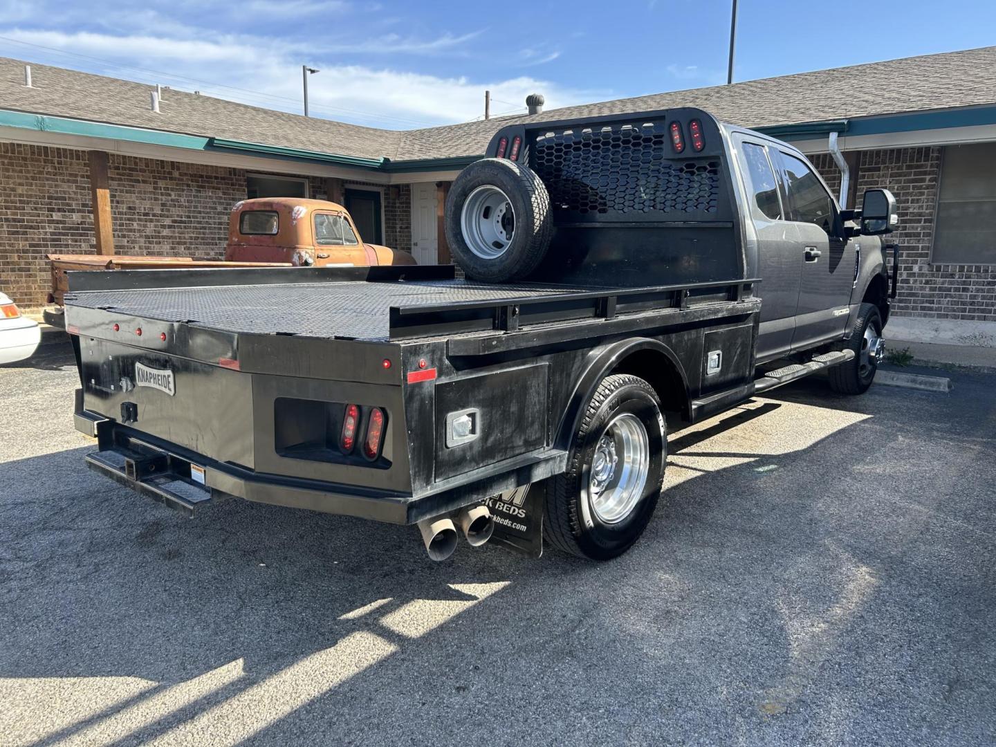 2018 Grey Ford F-350 SD XLT SuperCab Long Bed DRW 4WD (1FD8X3HT0JE) with an 6.7L V8 OHV 16V DIESEL engine, 6A transmission, located at 1687 Business 35 S, New Braunfels, TX, 78130, (830) 625-7159, 29.655487, -98.051491 - Photo#3
