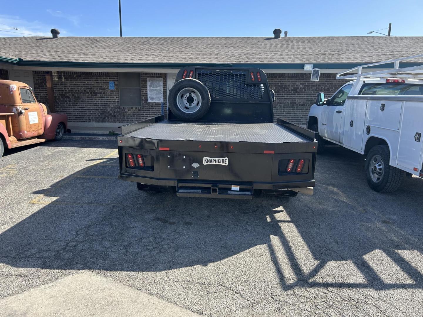 2018 Grey Ford F-350 SD XLT SuperCab Long Bed DRW 4WD (1FD8X3HT0JE) with an 6.7L V8 OHV 16V DIESEL engine, 6A transmission, located at 1687 Business 35 S, New Braunfels, TX, 78130, (830) 625-7159, 29.655487, -98.051491 - Photo#2