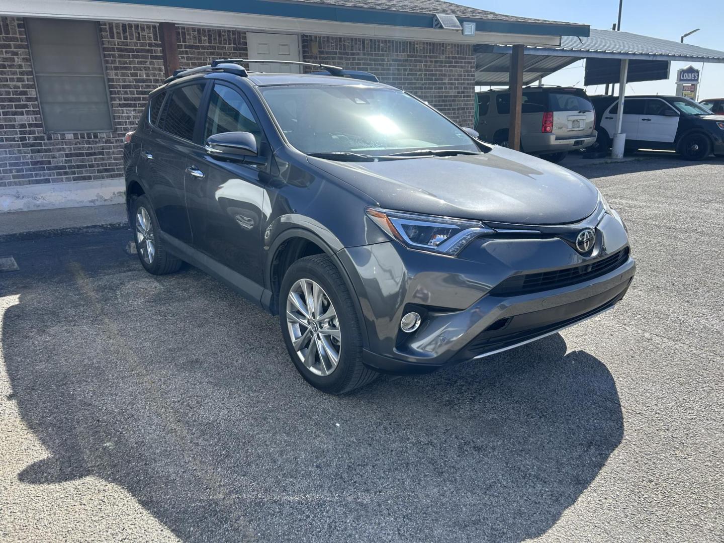 2018 Grey Toyota RAV4 Limited FWD (2T3YFREV3JW) with an 2.5L L4 DOHC 16V engine, 6A transmission, located at 1687 Business 35 S, New Braunfels, TX, 78130, (830) 625-7159, 29.655487, -98.051491 - Photo#2