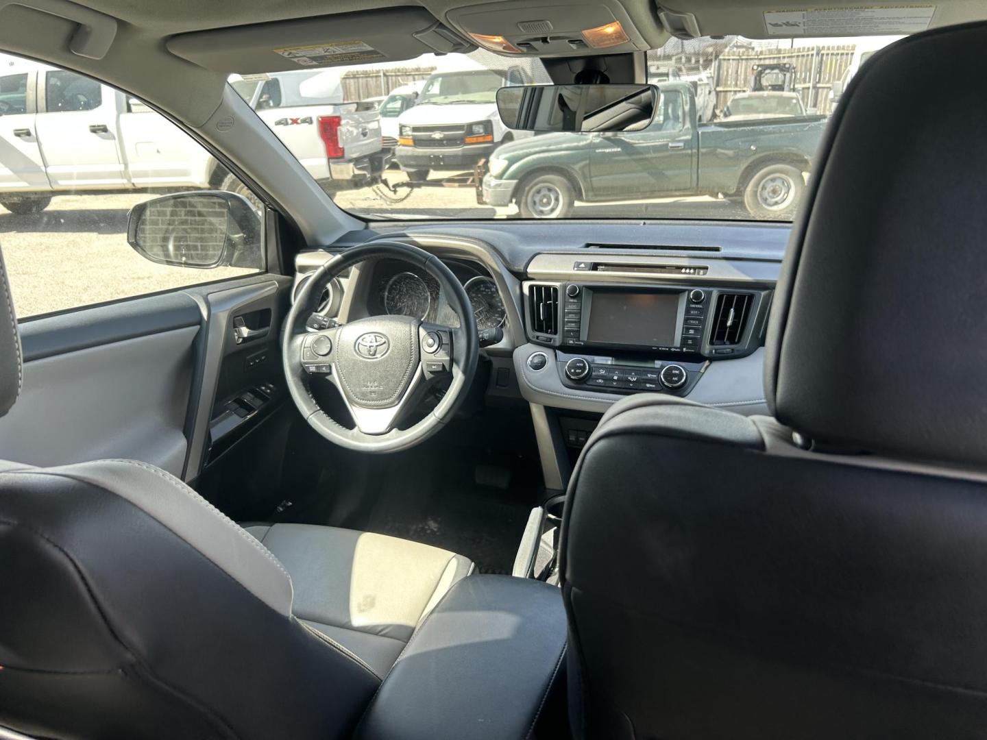 2018 Grey Toyota RAV4 Limited FWD (2T3YFREV3JW) with an 2.5L L4 DOHC 16V engine, 6A transmission, located at 1687 Business 35 S, New Braunfels, TX, 78130, (830) 625-7159, 29.655487, -98.051491 - Photo#8