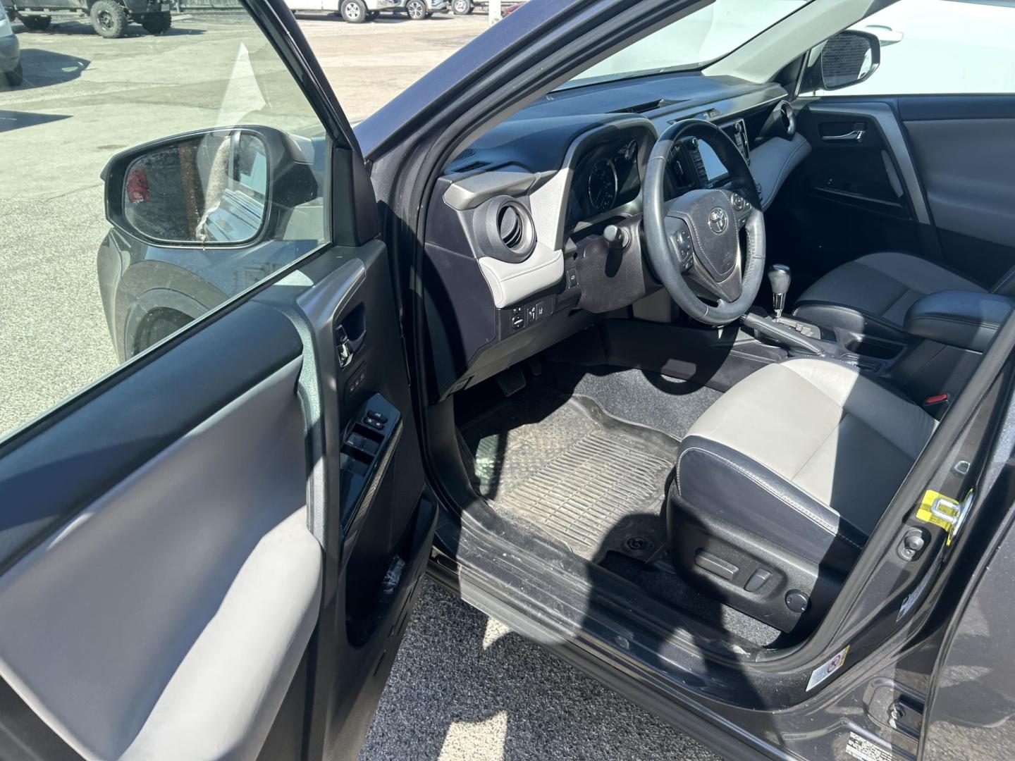 2018 Grey Toyota RAV4 Limited FWD (2T3YFREV3JW) with an 2.5L L4 DOHC 16V engine, 6A transmission, located at 1687 Business 35 S, New Braunfels, TX, 78130, (830) 625-7159, 29.655487, -98.051491 - Photo#3
