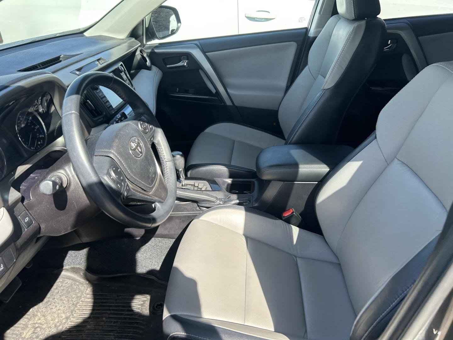 2018 Grey Toyota RAV4 Limited FWD (2T3YFREV3JW) with an 2.5L L4 DOHC 16V engine, 6A transmission, located at 1687 Business 35 S, New Braunfels, TX, 78130, (830) 625-7159, 29.655487, -98.051491 - Photo#4