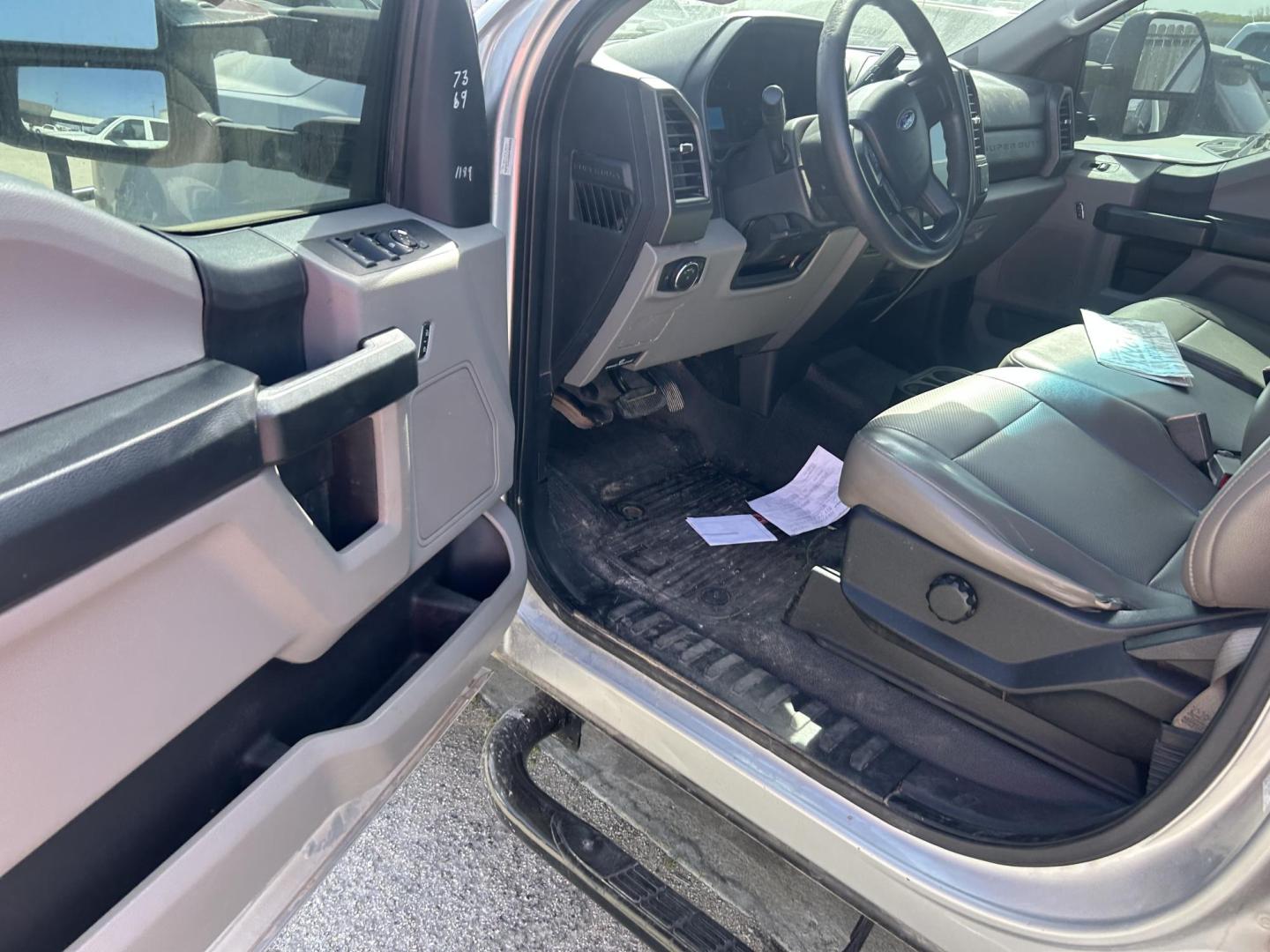2019 Silver /Gray Ford F-250 SD XLT Crew Cab Long Bed 4WD (1FT7W2BT9KE) with an 6.7L V8 OHV 16V DIESEL engine, 6A transmission, located at 1687 Business 35 S, New Braunfels, TX, 78130, (830) 625-7159, 29.655487, -98.051491 - Photo#2