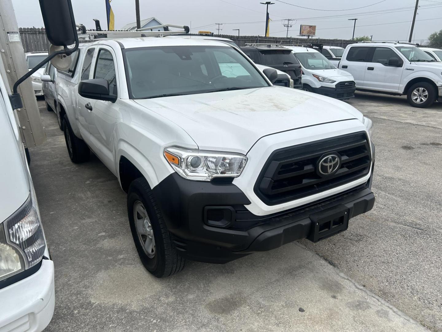 2021 White Toyota Tacoma SR5 Access Cab I4 6AT 2WD (3TYRX5GN1MT) with an 2.7L L4 DOHC 16V engine, 6A transmission, located at 1687 Business 35 S, New Braunfels, TX, 78130, (830) 625-7159, 29.655487, -98.051491 - Photo#3
