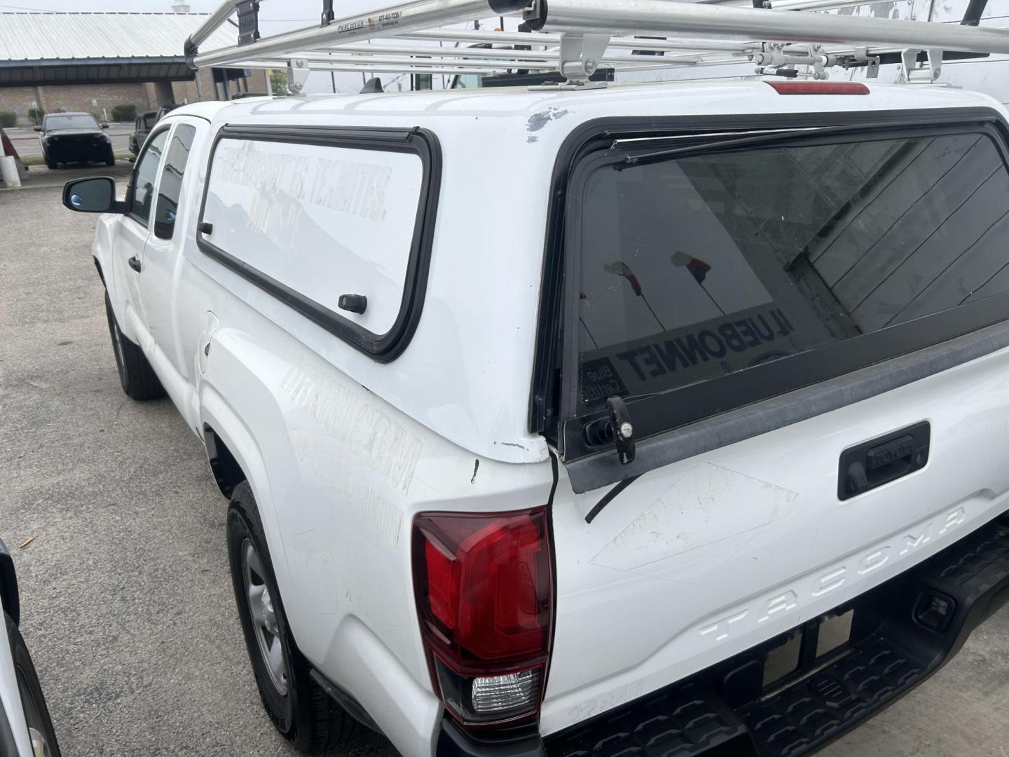 2021 White Toyota Tacoma SR5 Access Cab I4 6AT 2WD (3TYRX5GN1MT) with an 2.7L L4 DOHC 16V engine, 6A transmission, located at 1687 Business 35 S, New Braunfels, TX, 78130, (830) 625-7159, 29.655487, -98.051491 - Photo#1