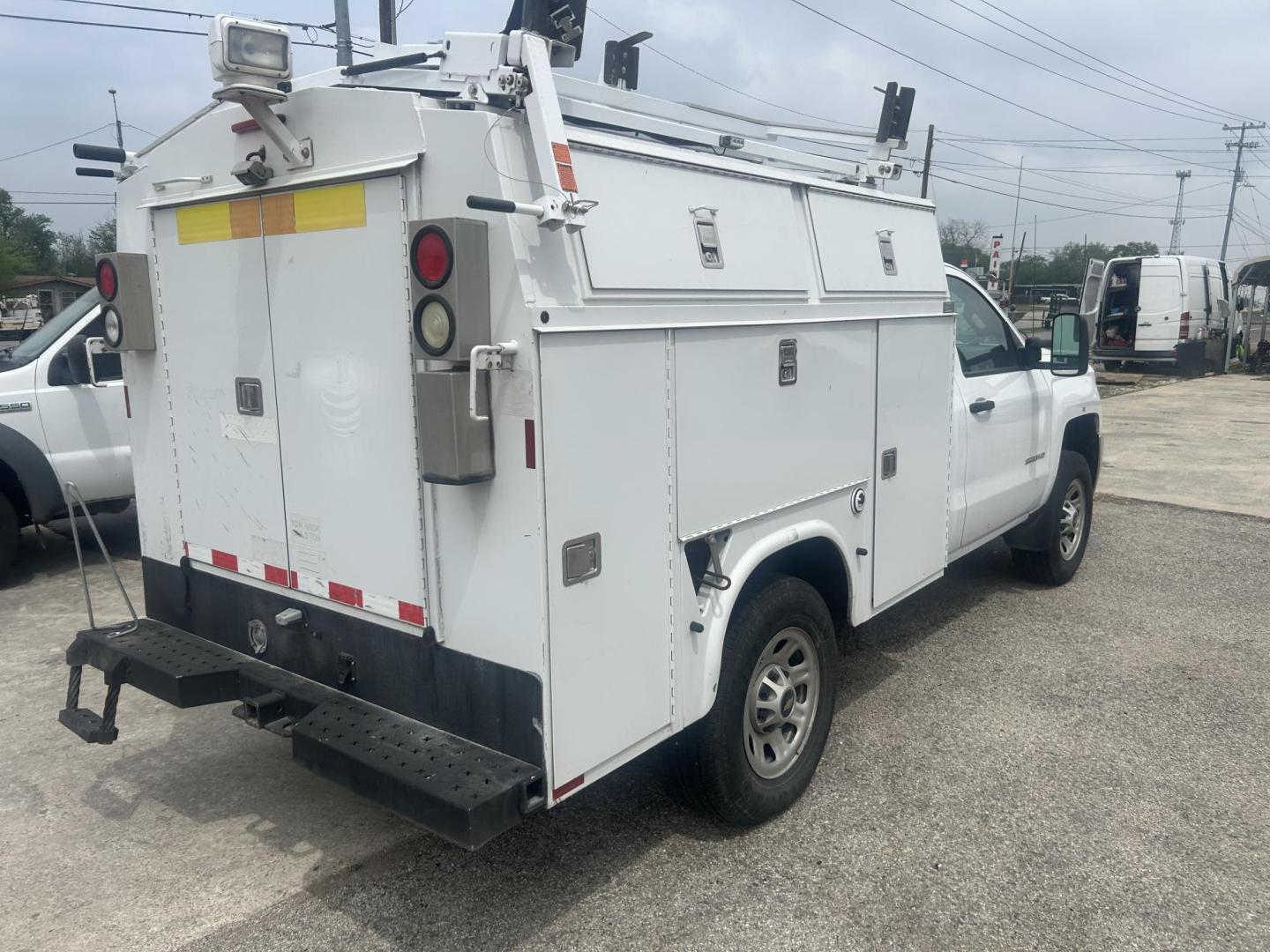 2016 Chevrolet Silverado 3500HD Work Truck Long Box 2WD (1GB3CYCG0GZ) with an 6.0L V8 OHV 16V FFV engine, 6A transmission, located at 1687 Business 35 S, New Braunfels, TX, 78130, (830) 625-7159, 29.655487, -98.051491 - Photo#3