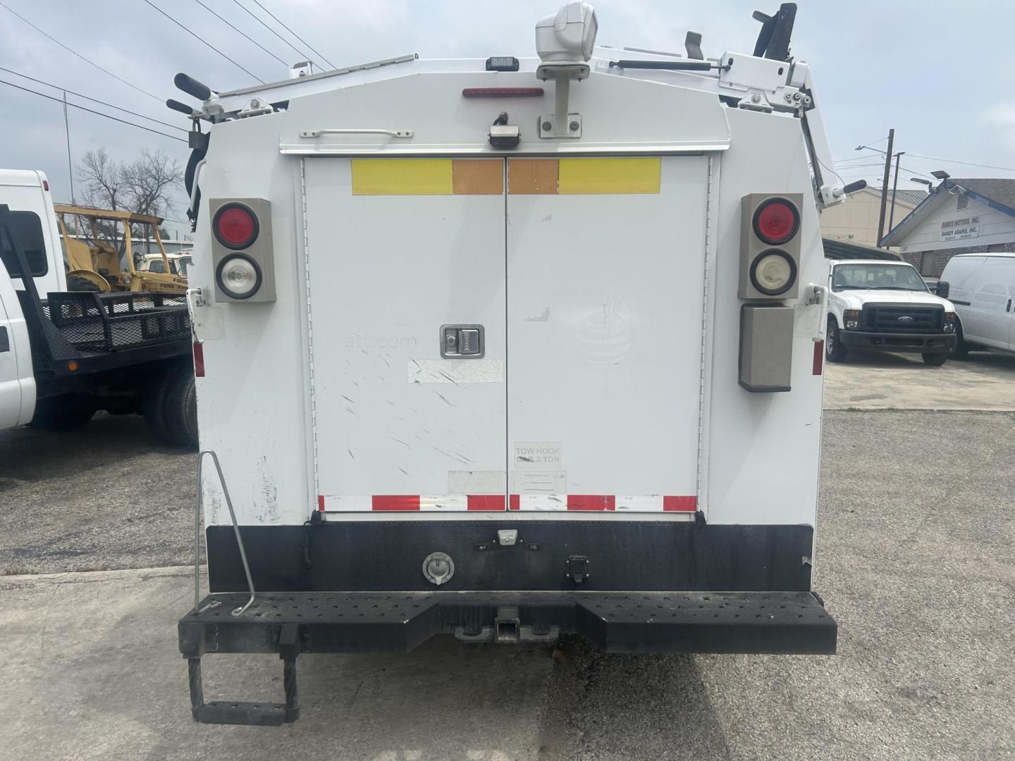 2016 Chevrolet Silverado 3500HD Work Truck Long Box 2WD (1GB3CYCG0GZ) with an 6.0L V8 OHV 16V FFV engine, 6A transmission, located at 1687 Business 35 S, New Braunfels, TX, 78130, (830) 625-7159, 29.655487, -98.051491 - Photo#4