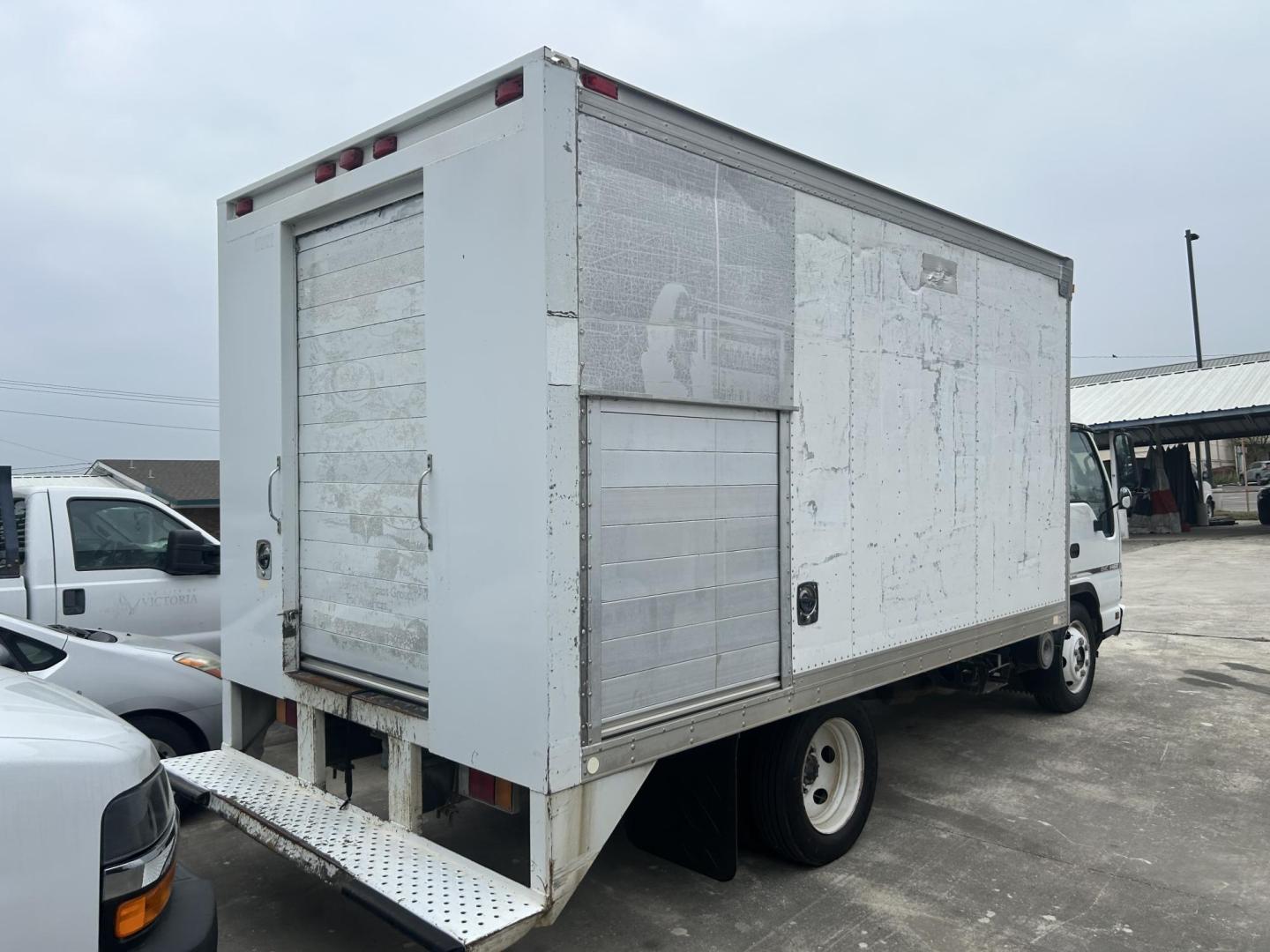 2007 White GMC W45042 - (4KDC4B1U37J) with an 6.0L V8 OHV 16V engine, located at 1687 Business 35 S, New Braunfels, TX, 78130, (830) 625-7159, 29.655487, -98.051491 - Photo#2