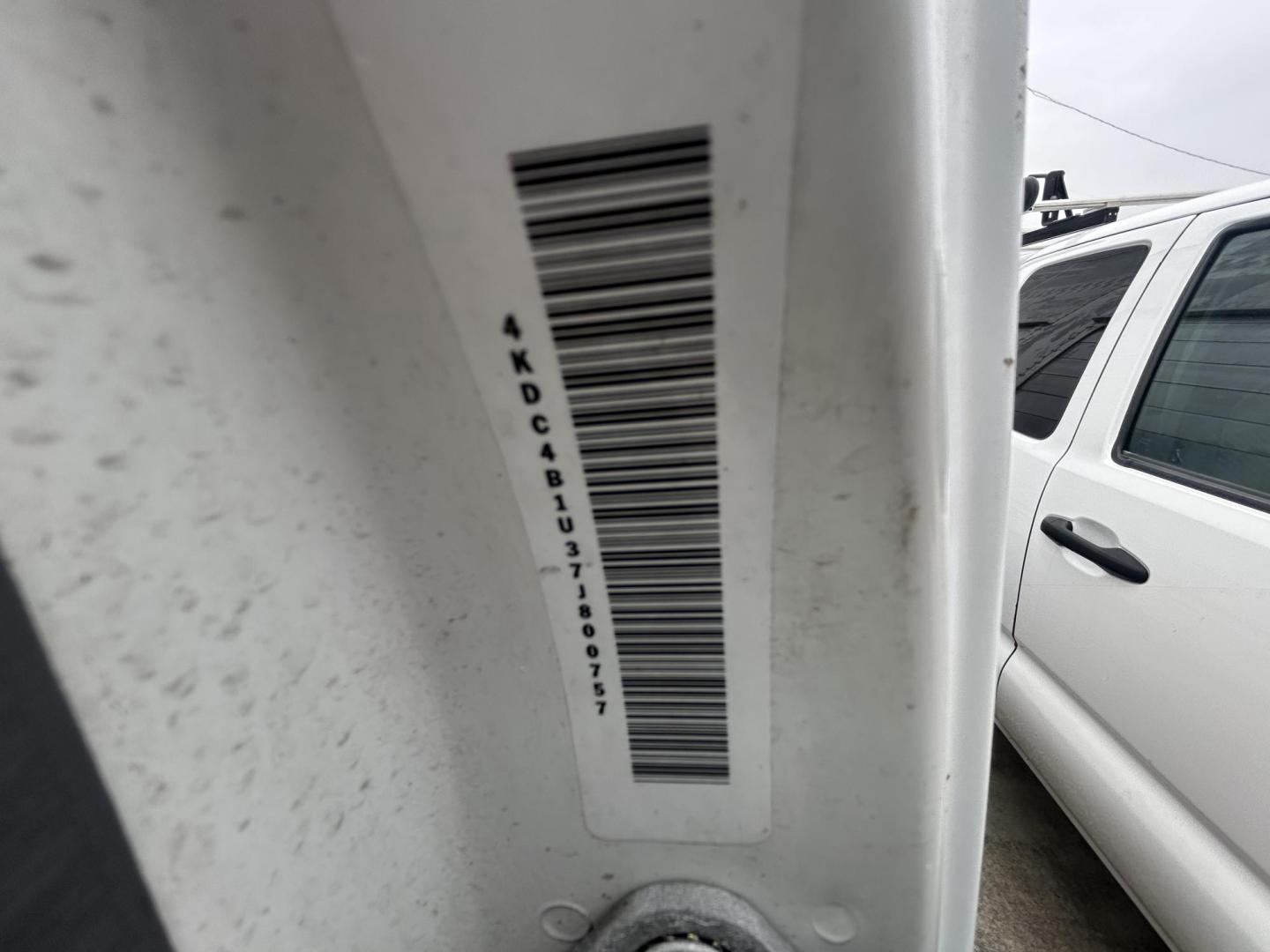 2007 White GMC W45042 - (4KDC4B1U37J) with an 6.0L V8 OHV 16V engine, located at 1687 Business 35 S, New Braunfels, TX, 78130, (830) 625-7159, 29.655487, -98.051491 - Photo#4