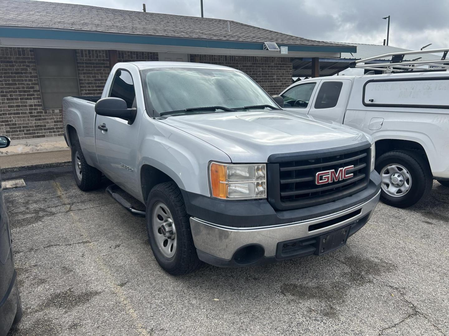 2012 Silver GMC Sierra 1500 Work Truck 2WD (1GTN1TEX2CZ) with an 4.3L V6 OHV 12V engine, 6-Speed Automatic transmission, located at 1687 Business 35 S, New Braunfels, TX, 78130, (830) 625-7159, 29.655487, -98.051491 - Photo#3