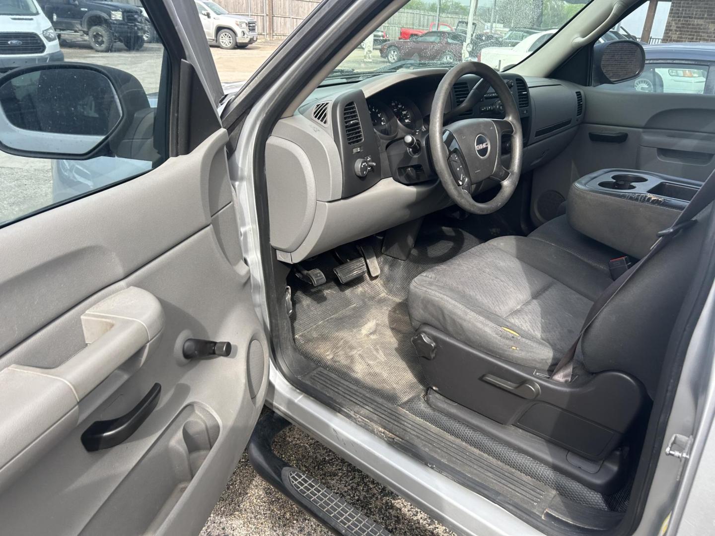 2012 Silver GMC Sierra 1500 Work Truck 2WD (1GTN1TEX2CZ) with an 4.3L V6 OHV 12V engine, 6-Speed Automatic transmission, located at 1687 Business 35 S, New Braunfels, TX, 78130, (830) 625-7159, 29.655487, -98.051491 - Photo#4