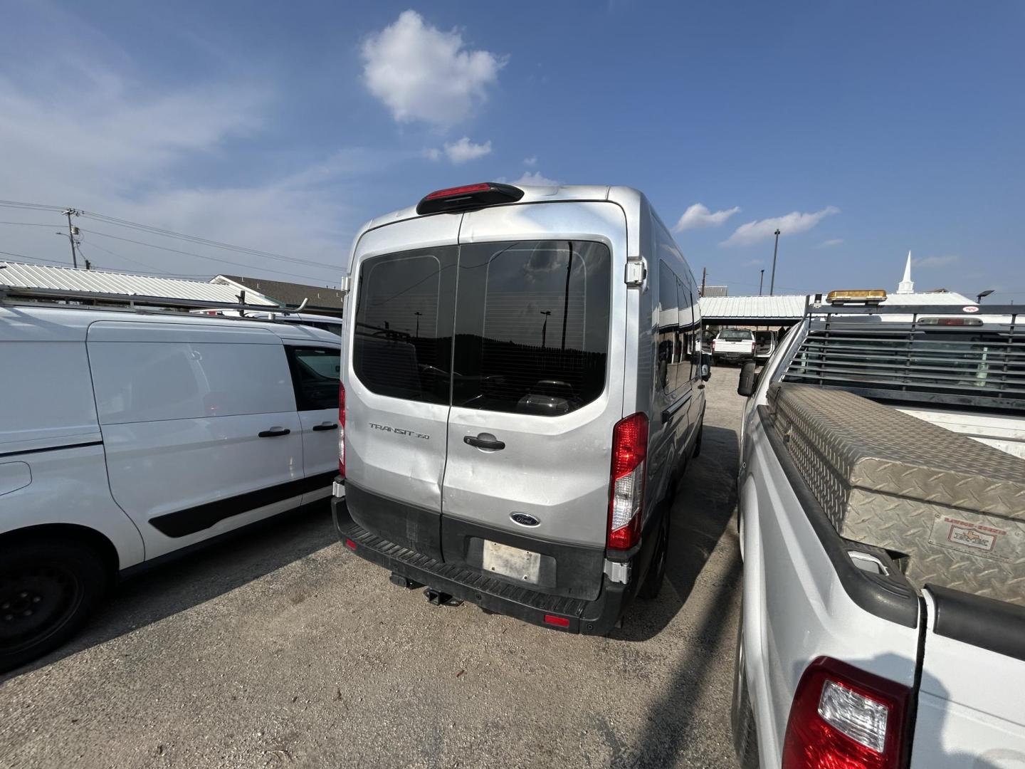 2022 White Ford Transit 350 Wagon Med. Roof XL w/Sliding Pass. 148-in. WB (1FBAX2C85NK) with an 3.5L V6 DOHC 24V engine, 6A transmission, located at 1687 Business 35 S, New Braunfels, TX, 78130, (830) 625-7159, 29.655487, -98.051491 - Photo#3