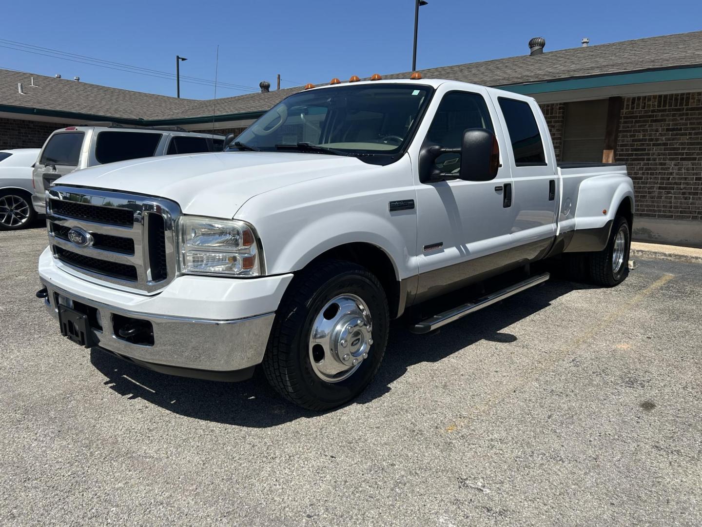 2006 White Ford F-350 SD Lariat Crew Cab 2WD DRW (1FTWW32PX6E) with an 6.0L V8 OHV 32V TURBO DIESEL engine, located at 1687 Business 35 S, New Braunfels, TX, 78130, (830) 625-7159, 29.655487, -98.051491 - Photo#0
