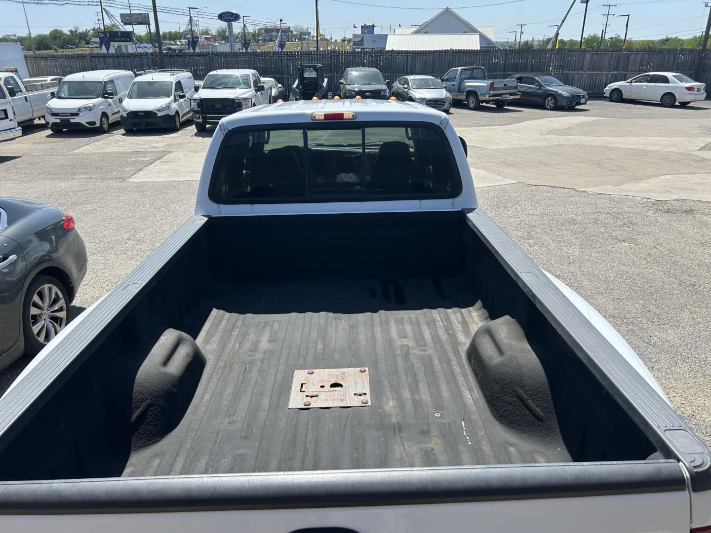 2006 White Ford F-350 SD Lariat Crew Cab 2WD DRW (1FTWW32PX6E) with an 6.0L V8 OHV 32V TURBO DIESEL engine, located at 1687 Business 35 S, New Braunfels, TX, 78130, (830) 625-7159, 29.655487, -98.051491 - Photo#5