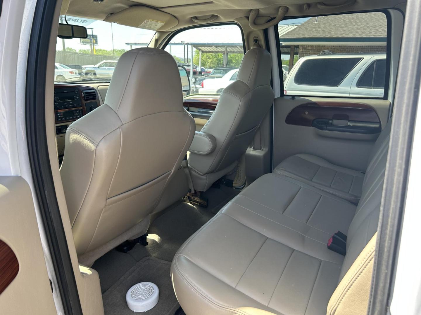 2006 White Ford F-350 SD Lariat Crew Cab 2WD DRW (1FTWW32PX6E) with an 6.0L V8 OHV 32V TURBO DIESEL engine, located at 1687 Business 35 S, New Braunfels, TX, 78130, (830) 625-7159, 29.655487, -98.051491 - Photo#10