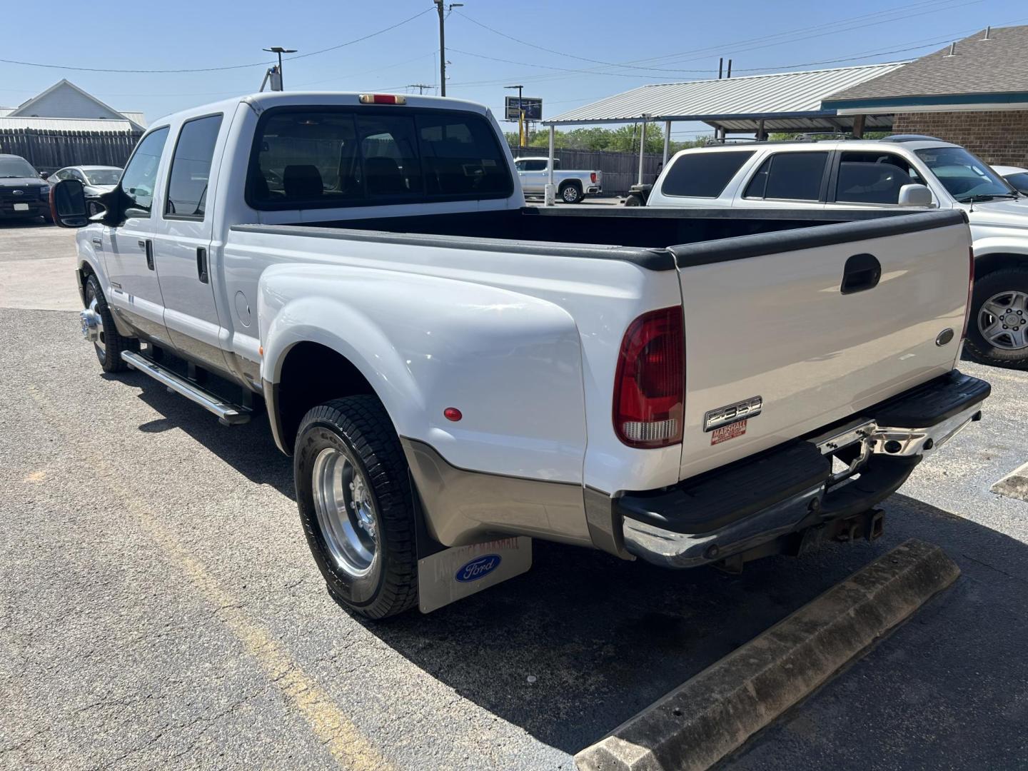 2006 White Ford F-350 SD Lariat Crew Cab 2WD DRW (1FTWW32PX6E) with an 6.0L V8 OHV 32V TURBO DIESEL engine, located at 1687 Business 35 S, New Braunfels, TX, 78130, (830) 625-7159, 29.655487, -98.051491 - Photo#1